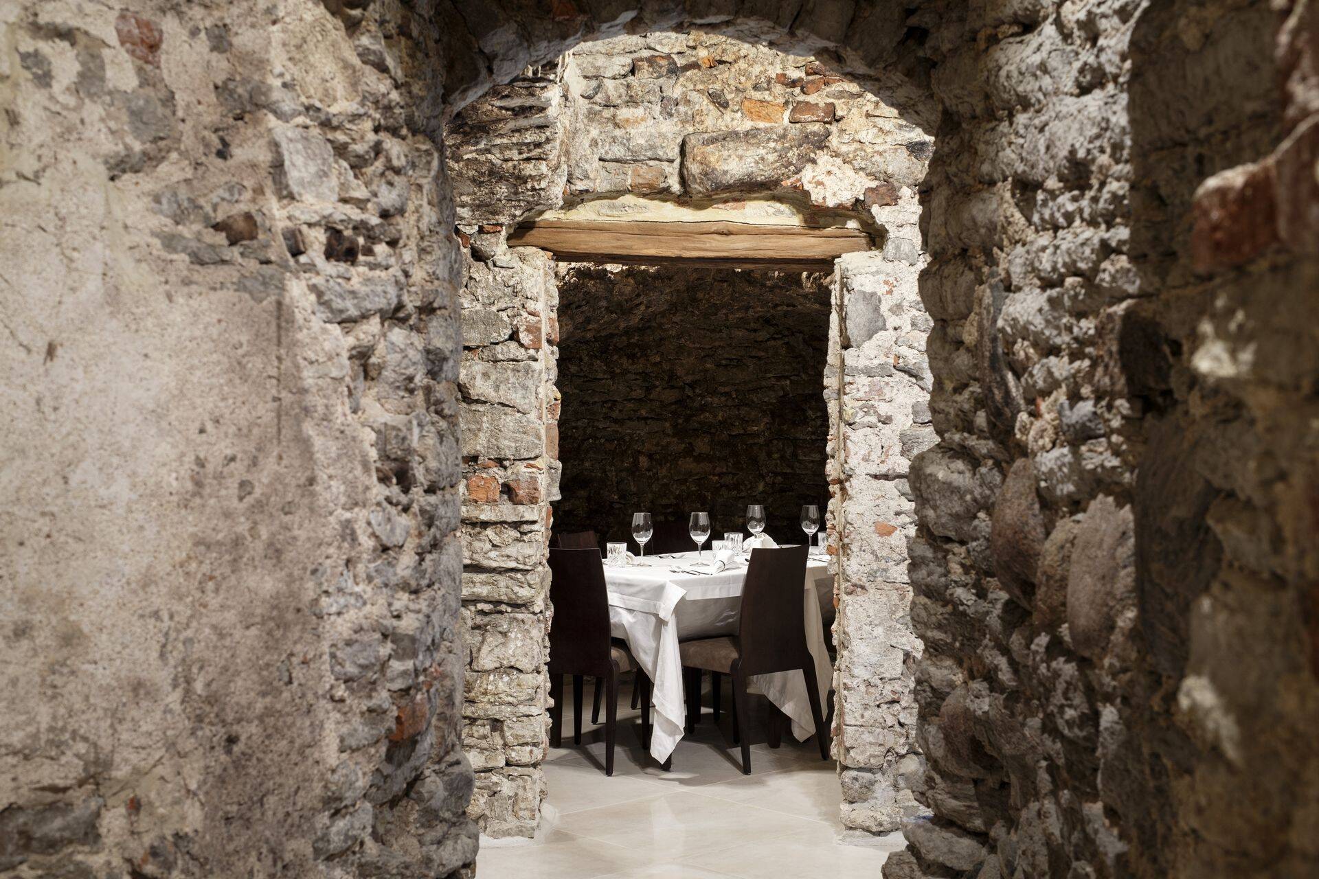 Vaatamata sellele, et restoran Castello ulatub keldrisse, jõuab sinna ka loomulik valgus.