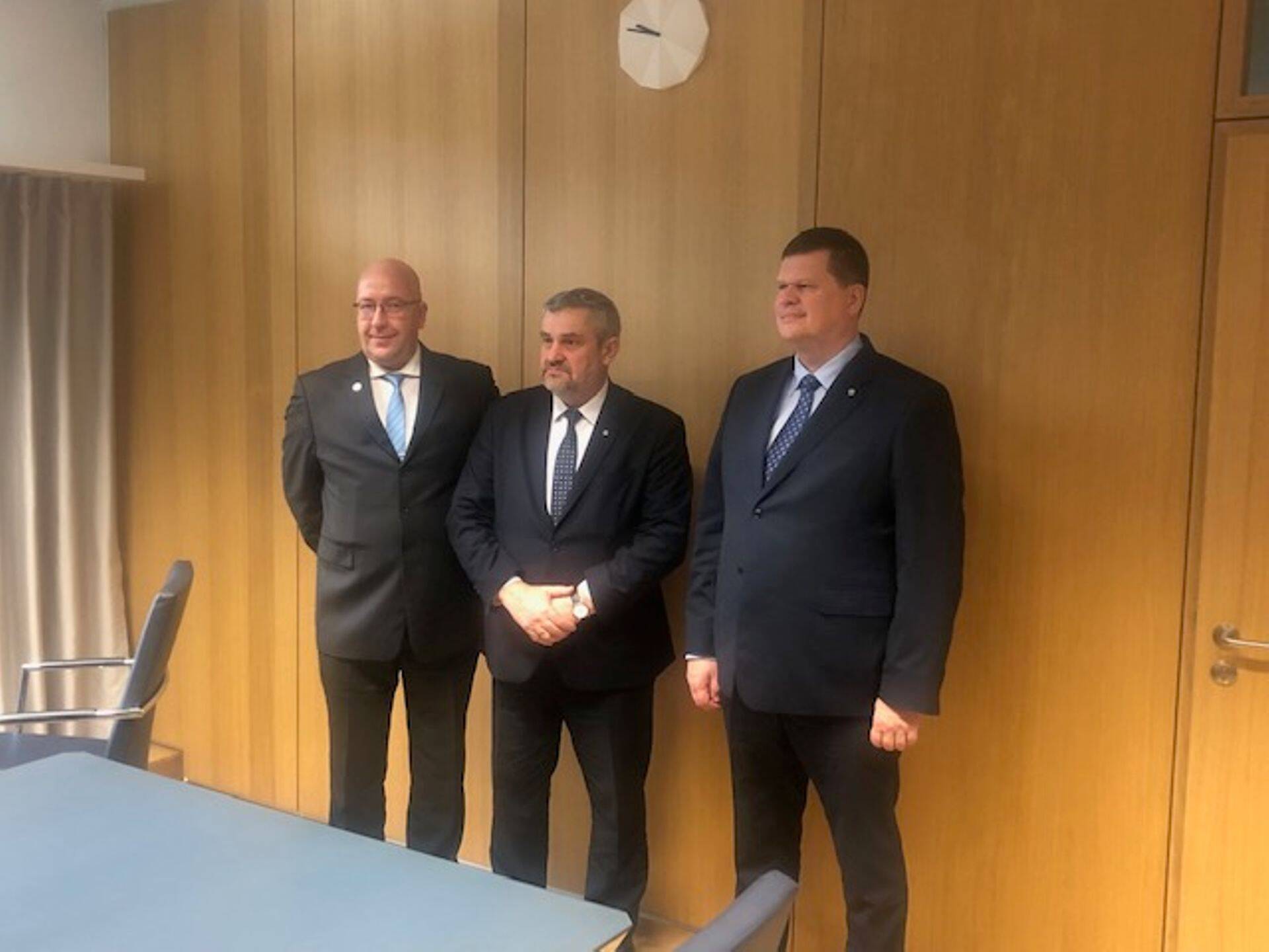 Maeluminister Arvo Aller (vasakul) koos Poola põllumajandusministri Jan Krzysztof Ardanowski ja Läti põllumajandusministri Kaspars Gerhardsiga.