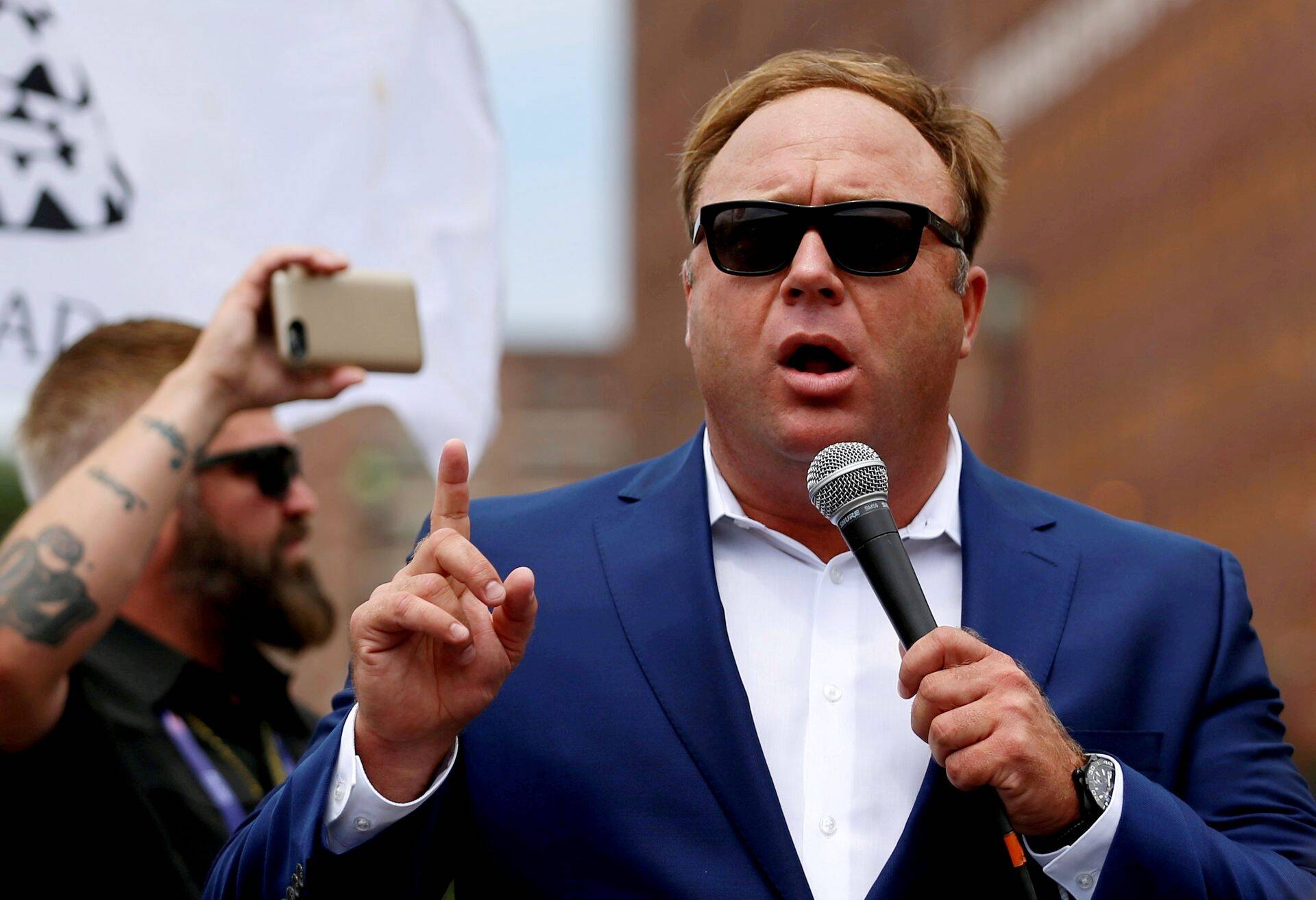 Infowars.com saatejuht Alex Jones kõnelemas Trumpi presidendikampaania toetusmeeleavaldusel Ohios 2016. aasta juulis.