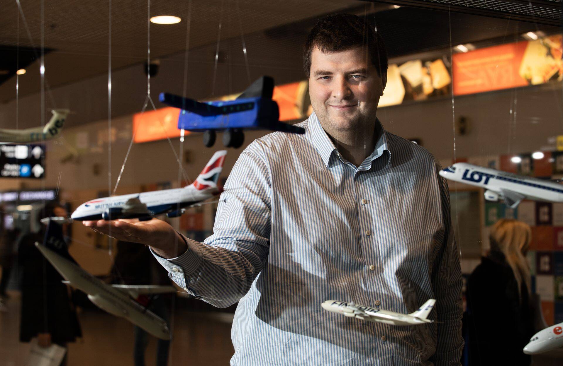 Kui Tallinna lennujaamas püsivad mudellennukid õhus, siis lennufirmadel on äri praeguseks väga kiduraks jäänud ning enamik lennukeid seisab maas. Fotol lennundusekspert Sven Kukemelk.