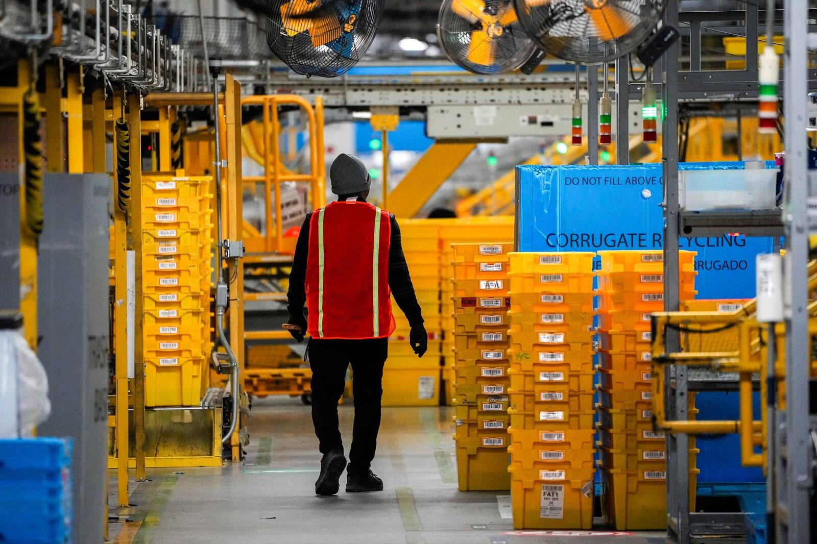 Amazon за несколько месяцев сократила 30 000 сотрудников.