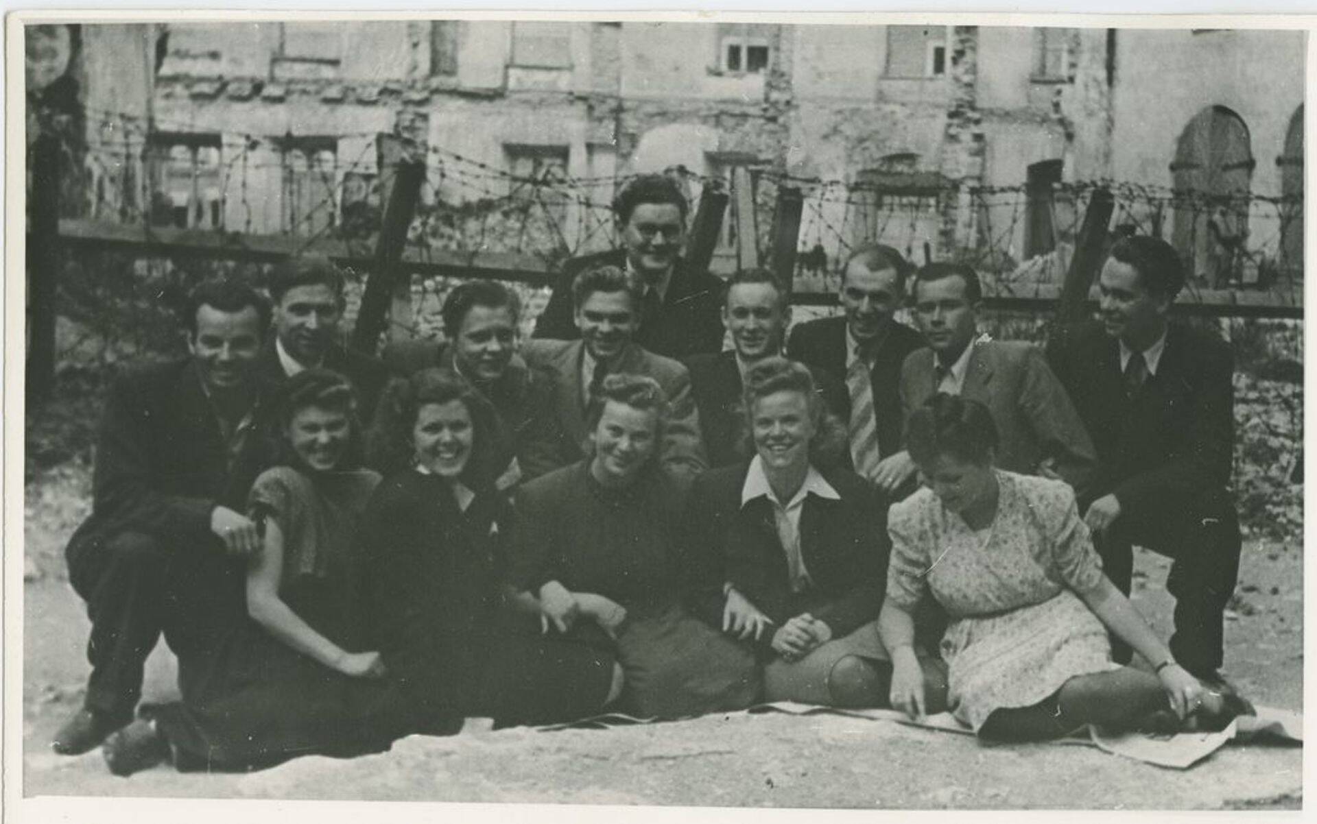 Esimene lend, kes õppis Kohtu 4 majas Toompeal. Aasta oli 1945, äsja lõppenud sõja märke leidus veel kõikjal.