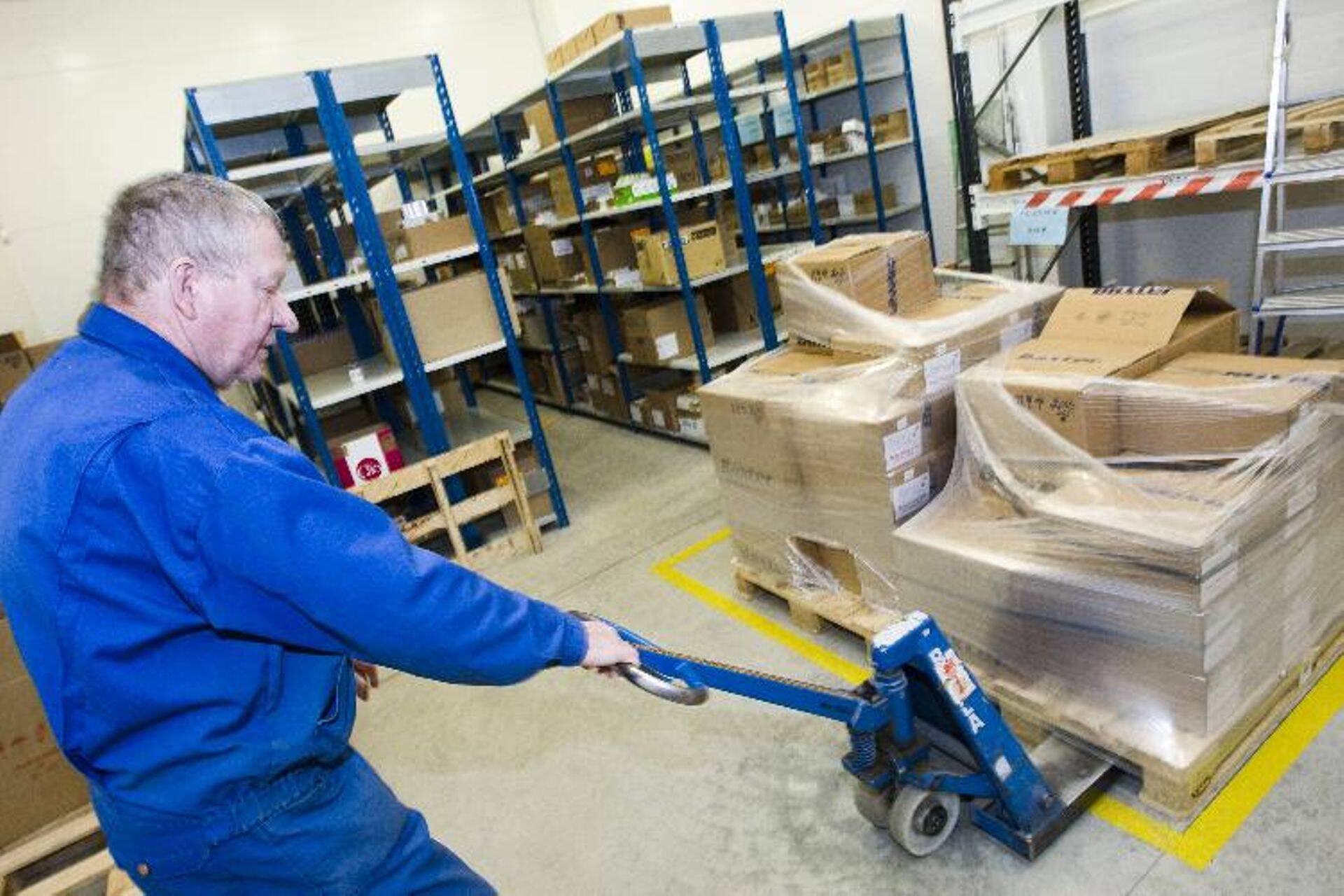 Oriola transporttööline paigutab vaktsiini Celvapan külmlattu. Vaktsiin peab olema kogu aeg temperatuuril 2-8 kraadi.