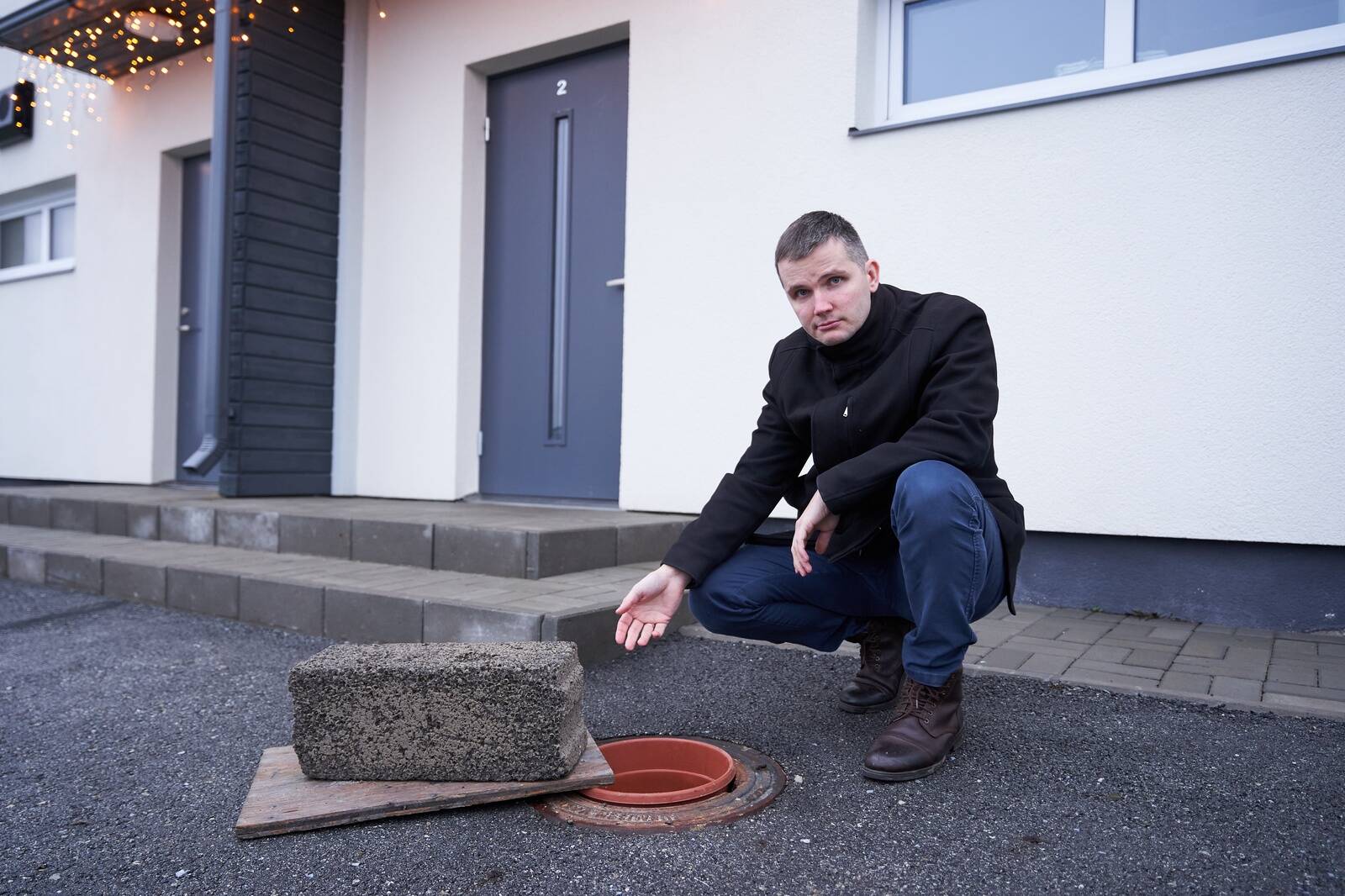 Haaslava uusarendusse mõni aasta tagasi kolinud Margo Metsoja näitab nikerdust, mis asendab kanalisatsioonikaevu luuki. See on üks puudus, millest omanikud arendajale pikalt rääkinud on.