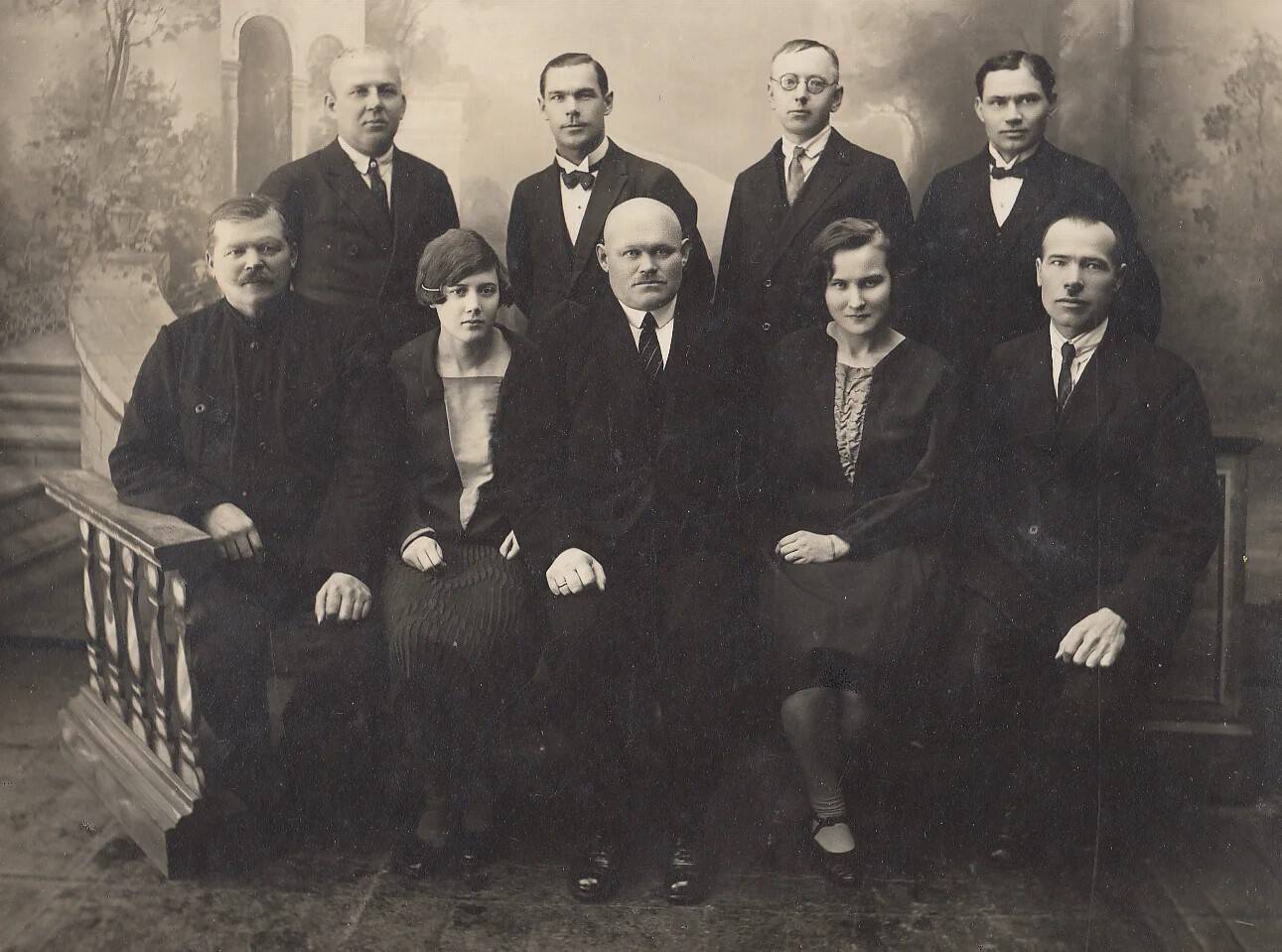 Tapa linnavalitsus Eesti riigi 10. sünnipäeval 24. veebruaril 1928. Linnapea Ernst Grimm istub esireas keskel, Heinrich Liblikmann on tagumise rea vasakpoolseim.