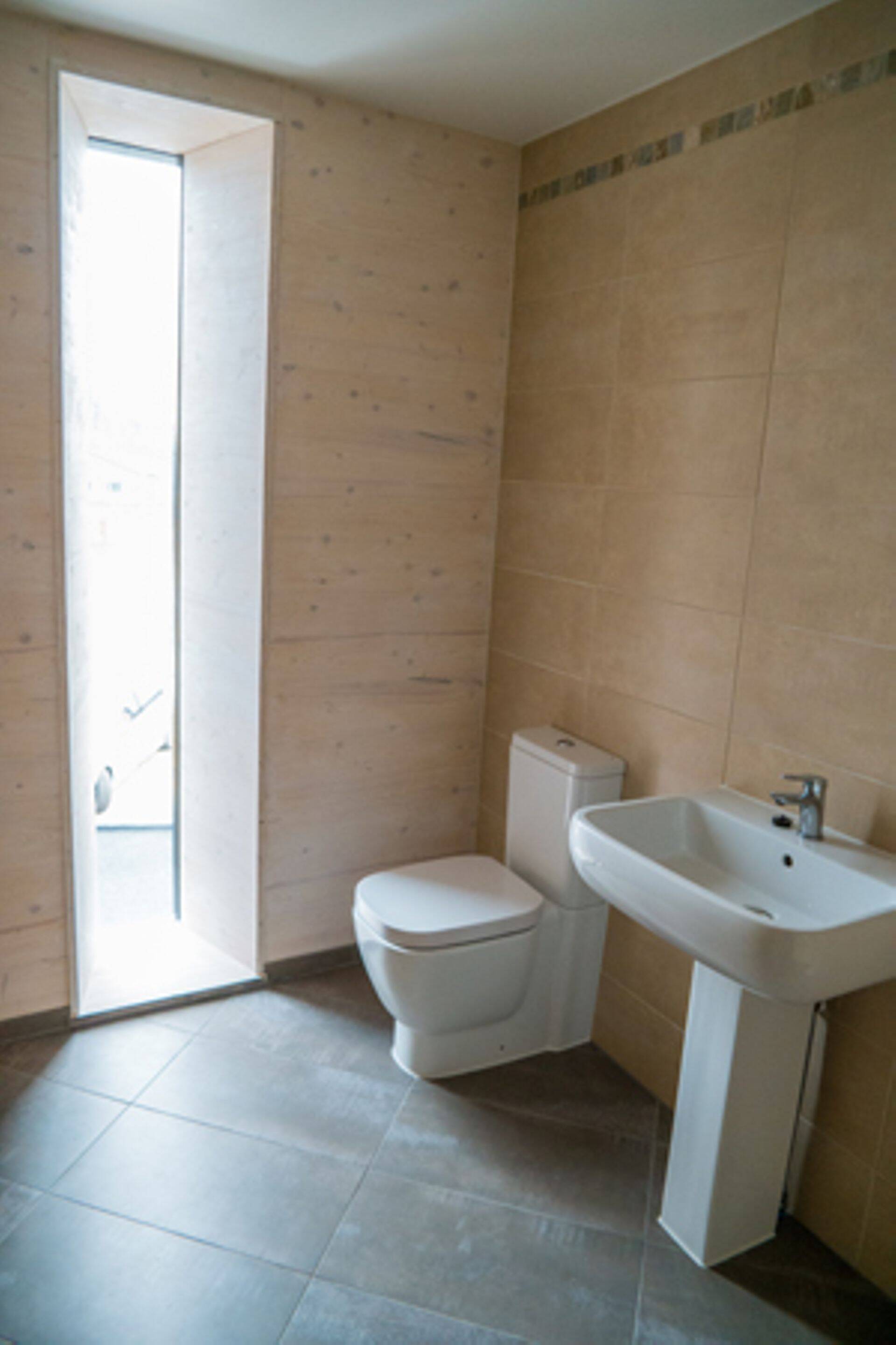 Tehases range kvaliteedikontrolli all toodetud vannituba.