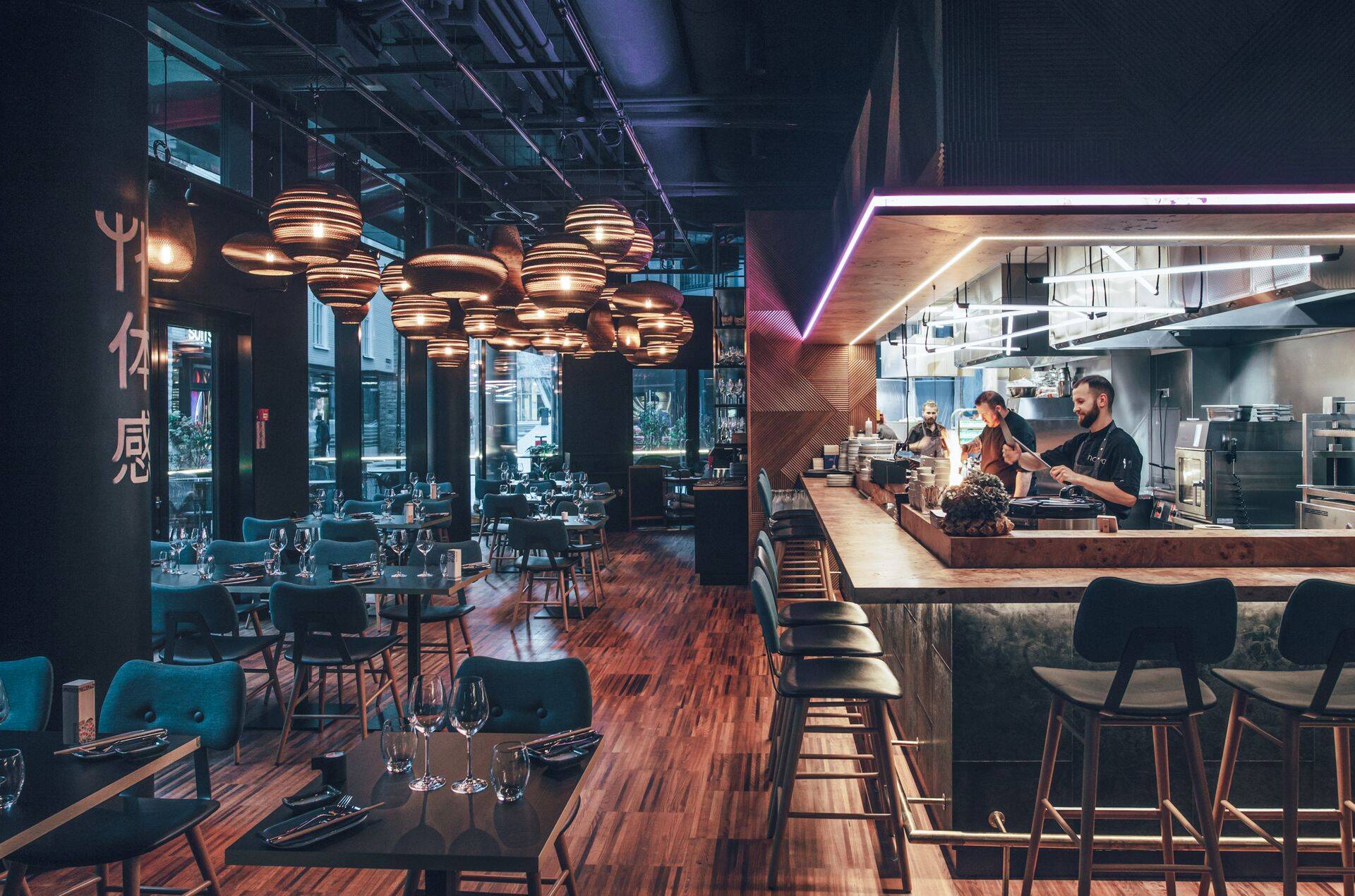 Suvel Eestisse laienenud ketiresto oleks pärit justkui masueelsest ajast, kui restoranid panustasid uhkele sisekujundusele, jättes köögi ja teeninduse tagaplaanile.