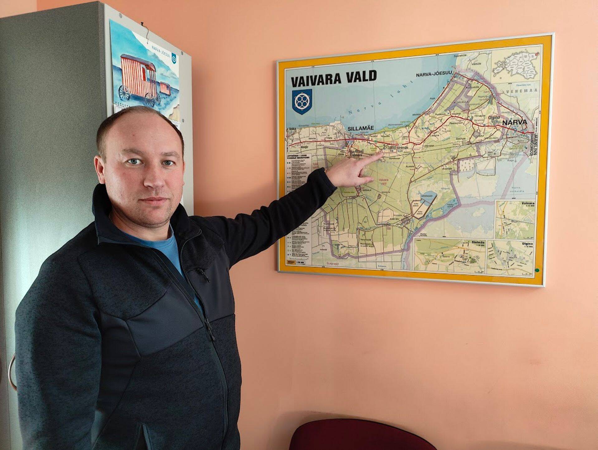 Евгений Хохлов показывает территорию обслуживания Narva-Jõesuu Kommunaal: это существовавшая до административной реформы волость Вайвара, ныне - негородская часть Нарва-Йыэсуу, где мало жителей и большие расстояния.
