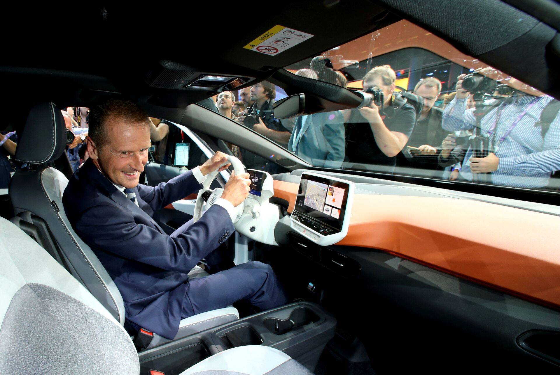 Volkswageni juht Herbert Diess elektriauto ID.3 prototüübis.