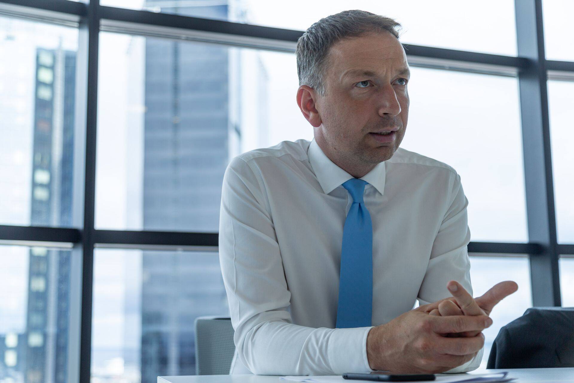 Luminor Eesti juht Gunnar Toomemets lausus, et rahapesutõkestus on toonud kaasa märkimisväärse kulude kasvu – vastavas valdkonnas töötab neil kolmekohaline arv pigem keskmisest suurema sissetulekuga inimesi.