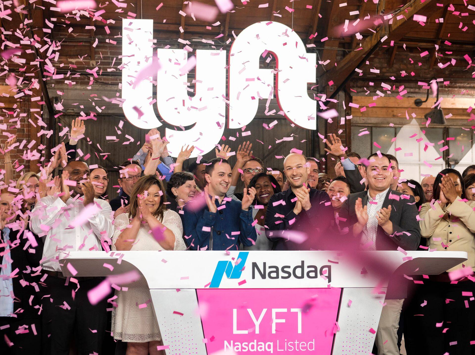 Lyfti kaasasutajad John Zimmer ja Logan Green (keskel) tervitavad Lyfti börsidebüüti Los Angeleses 29. märtsil 2019.