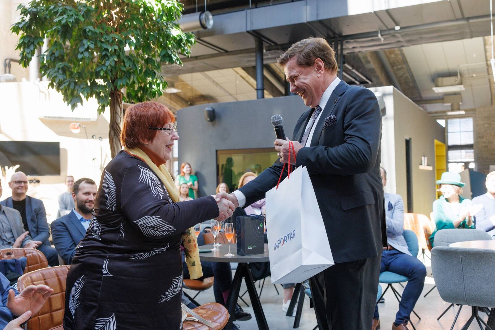Arvamuskonkursi Eduka Eesti auhinnalaud ei piirdu suurte rahaliste preemiatega. Pildil õnnitleb žürii liige Ain Hanschmidt eelmise konkursi lõputseremoonial üht nominenti, Eesti Gaasi lemmikuks valitud TalTechi vanemteadurit Hella Riisalut.