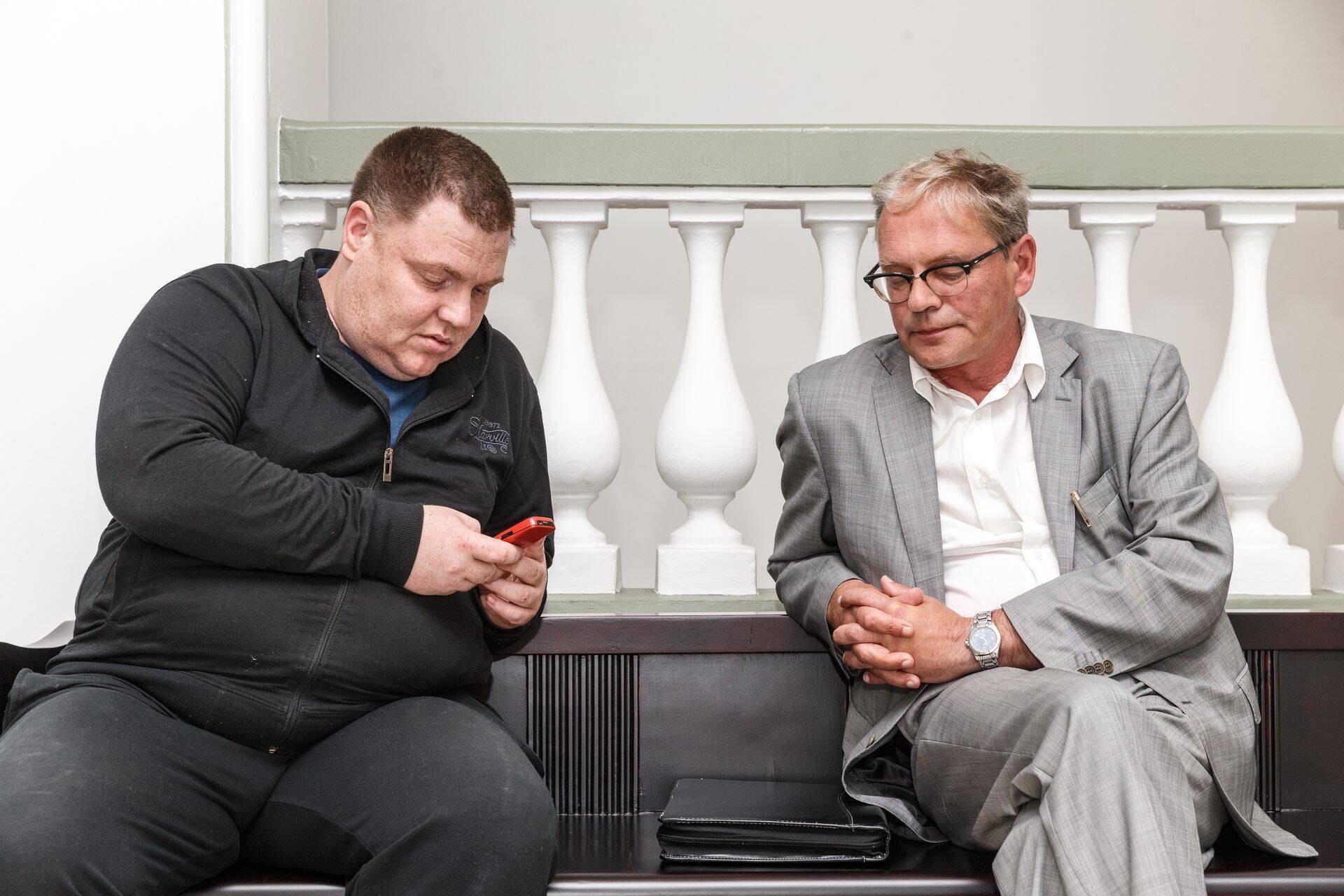 Maakohtus süüdi mõistetud skeemimeister Erik Valtmäe (vasakul) koos oma kaitsja Vahur Krinaliga eile Tallinna ringkonnakohtus.