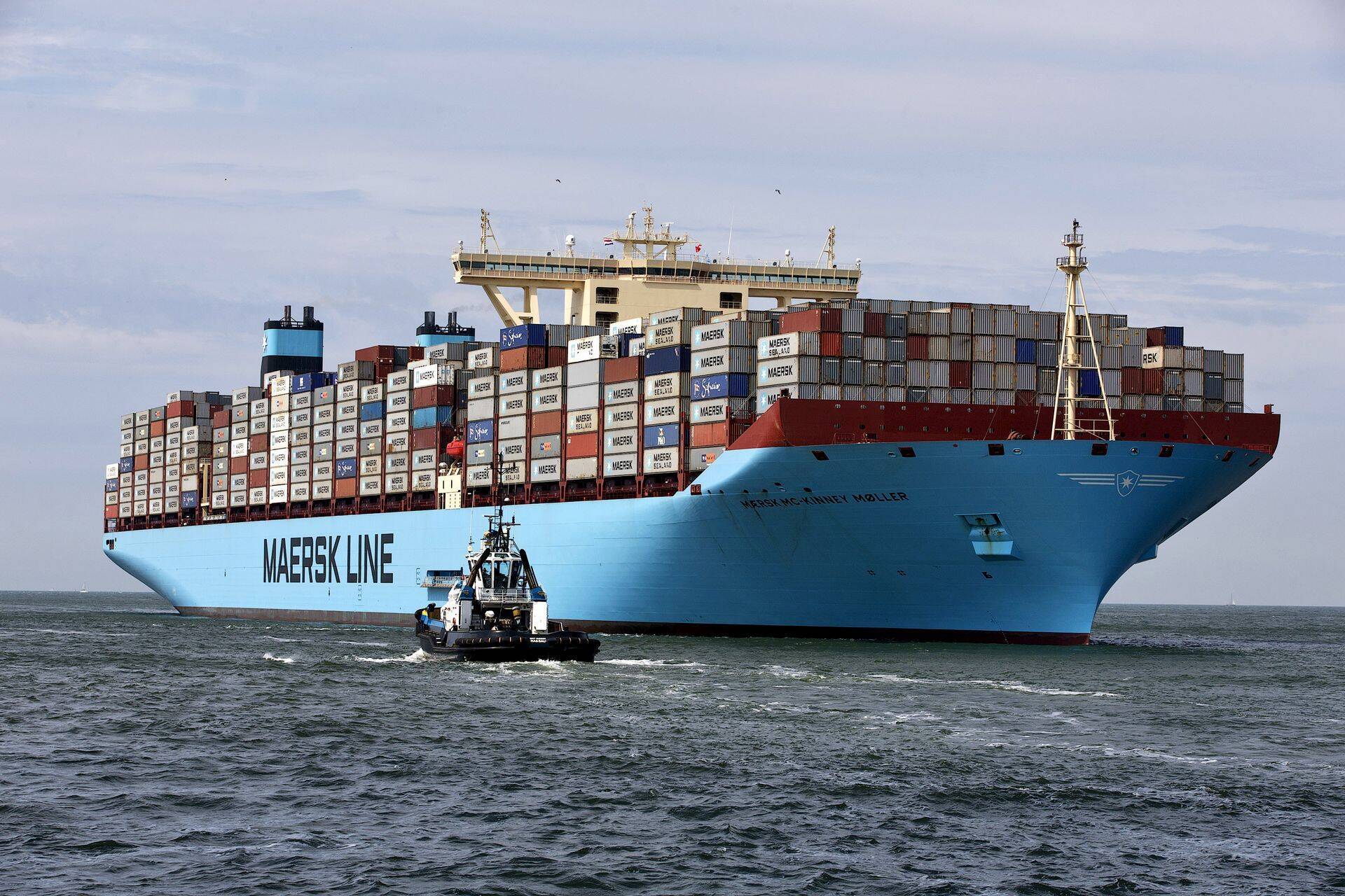 Сухогруз Maersk в гавани Роттердама.