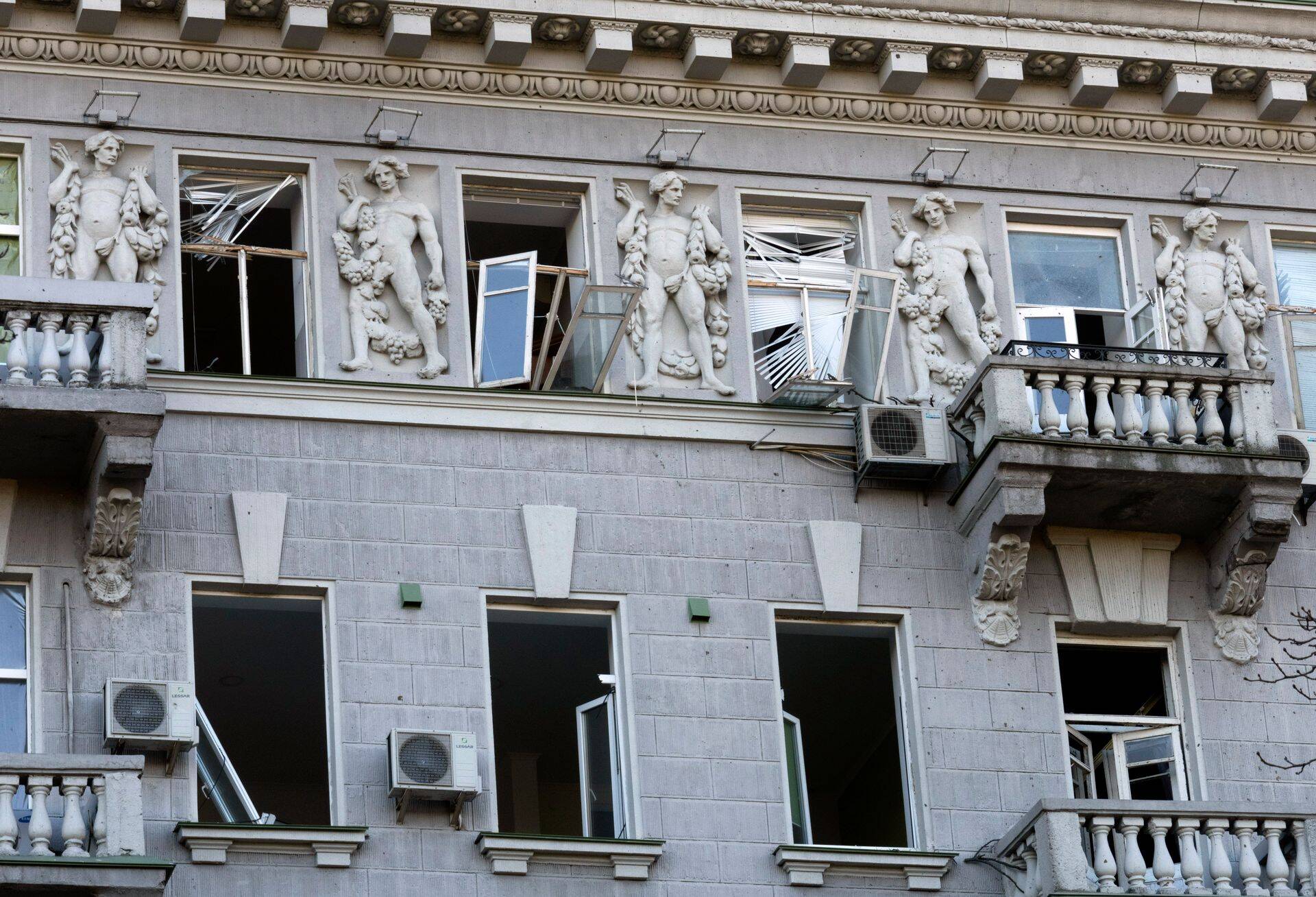 Разбитые окна в одном из зданий в центре Киева после ракетных ударов 10 октября.
