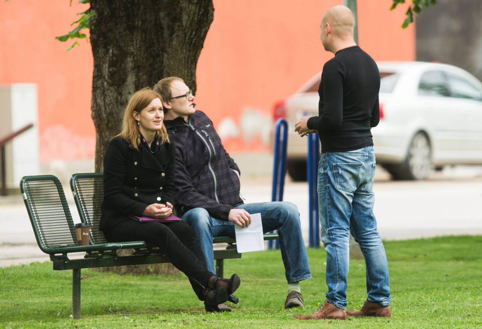 Äripäeva ajakirjanikud Marta Jaakson ja Hannes Sarv kohtumas anonüümse firmade likvideerijaga.