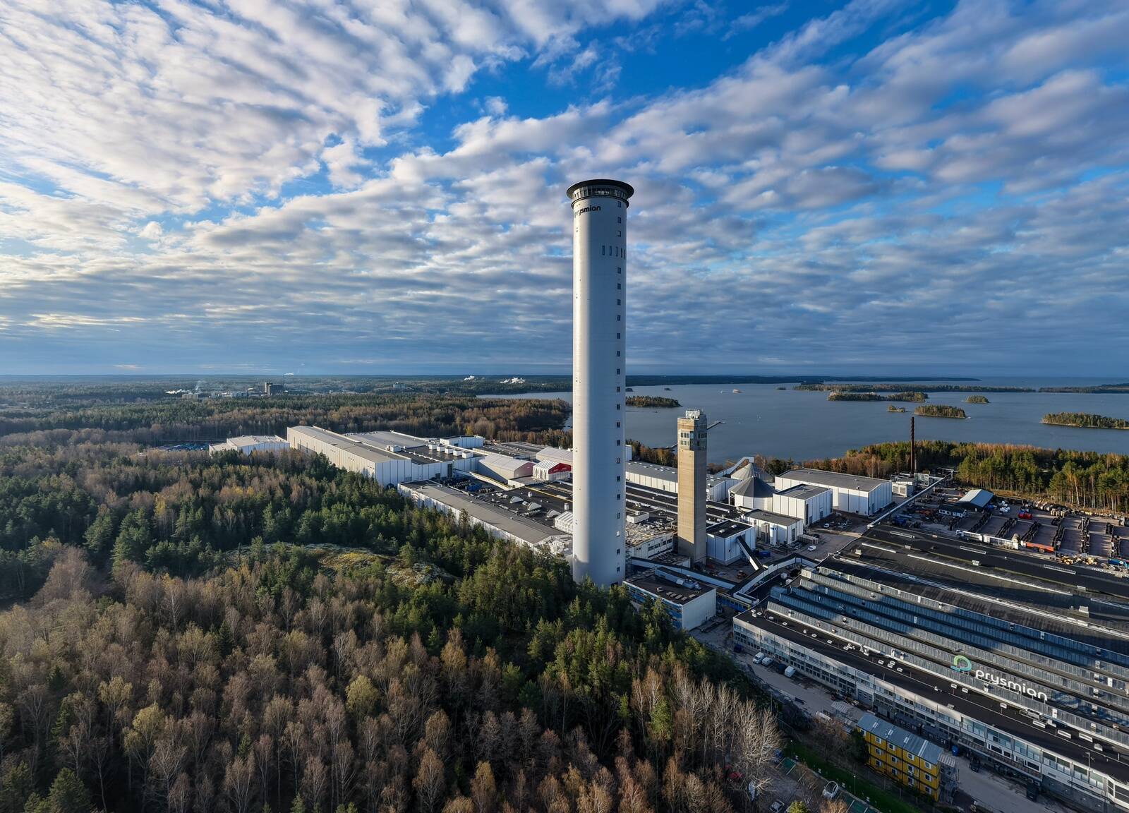 Prysmian Pikkala tehase 185-meetri kõrgune kaablitorn on nüüd Soome kõrgeim hoone.