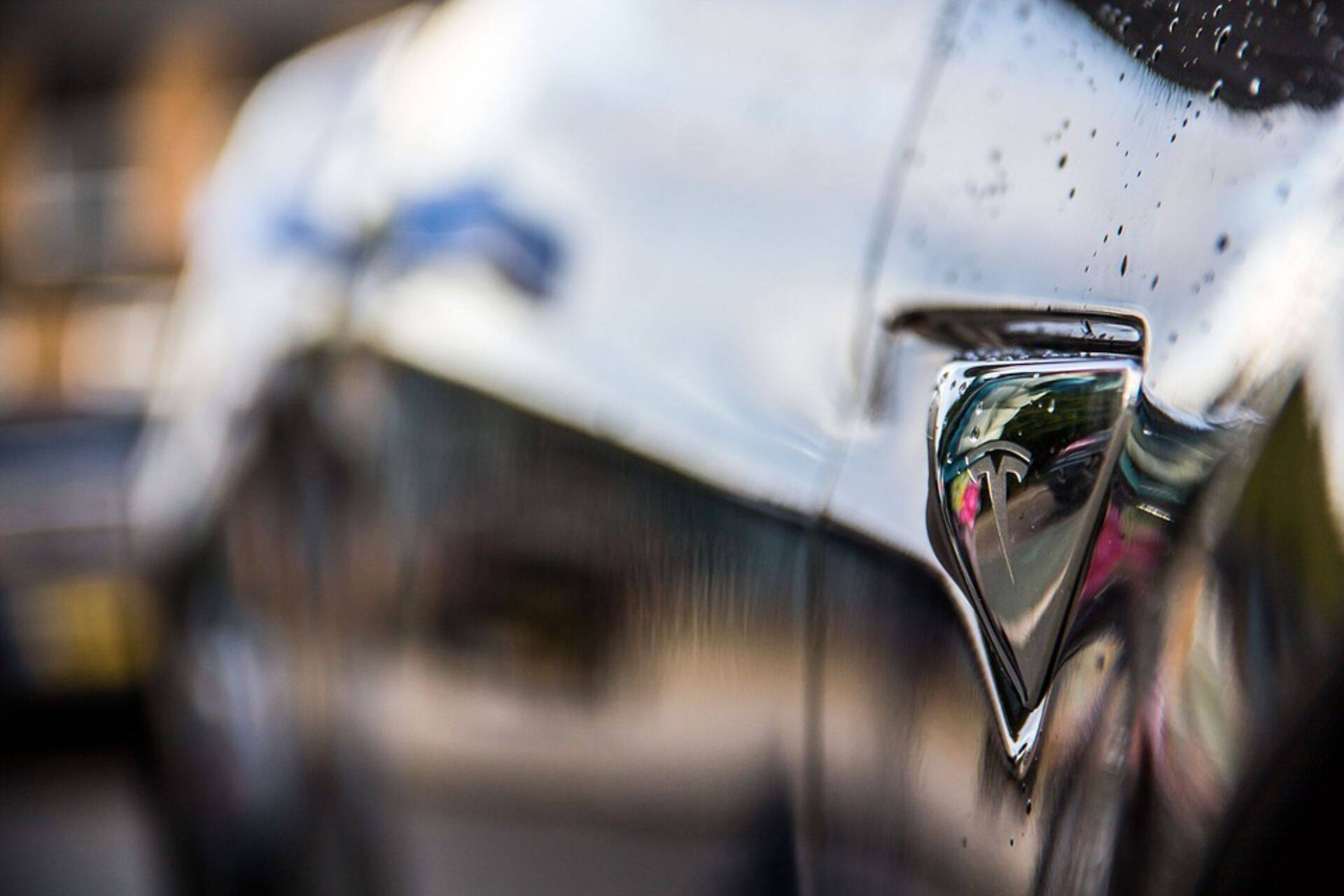 Акции Tesla падают