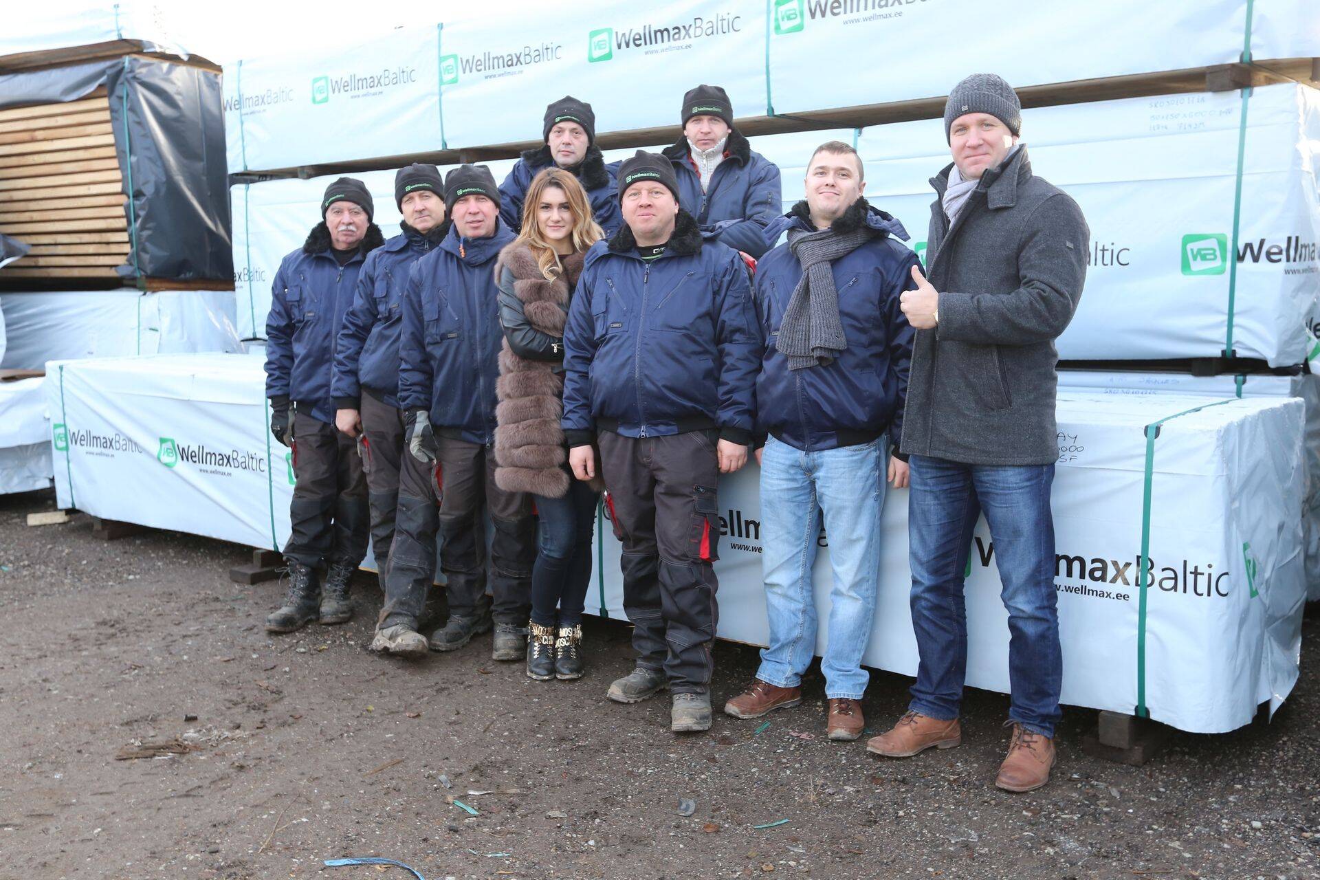 OÜ Wellmax Baltic hööveldab Ida-Virumaal Kurtna külas siberi lehise saematerjali. Pildil töökollektiiv, esireas paremalt: ostujuht Priit Põldsepp, müügijuht Silver-Henri Tolk ja tootmise juhataja Andrus Arikas.