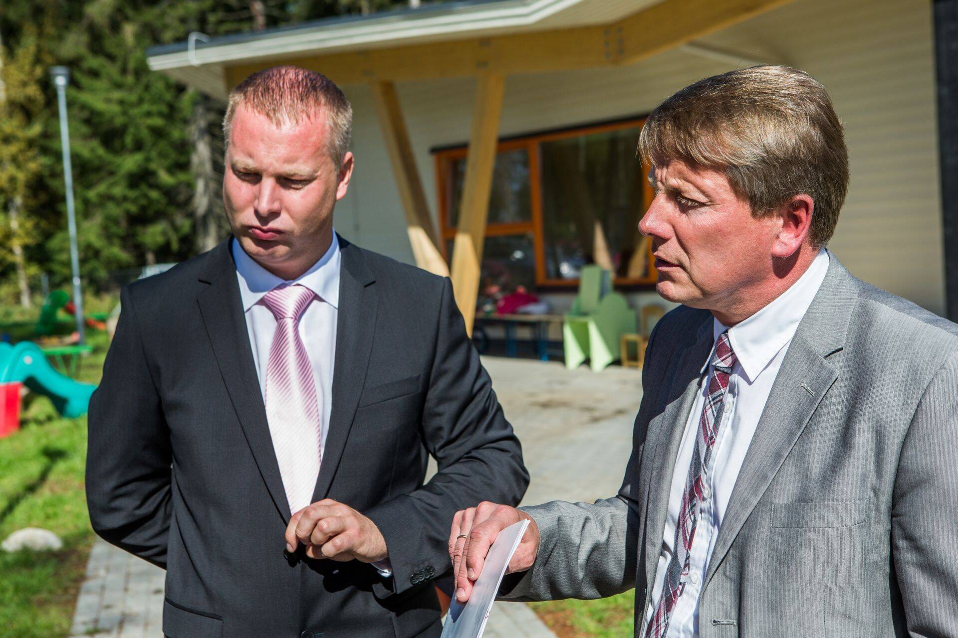 Ян Трей (слева) и Халдо Оравас на открытии детского сада в Виймси