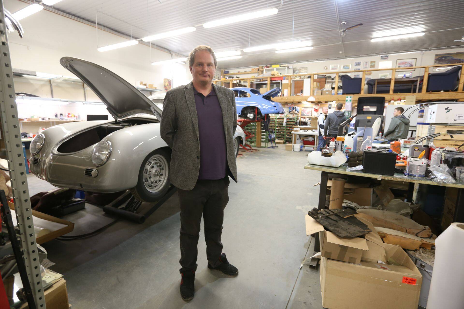 Небольшая авторемонтная мастерская, расположенная около Тарту в деревне Реола.