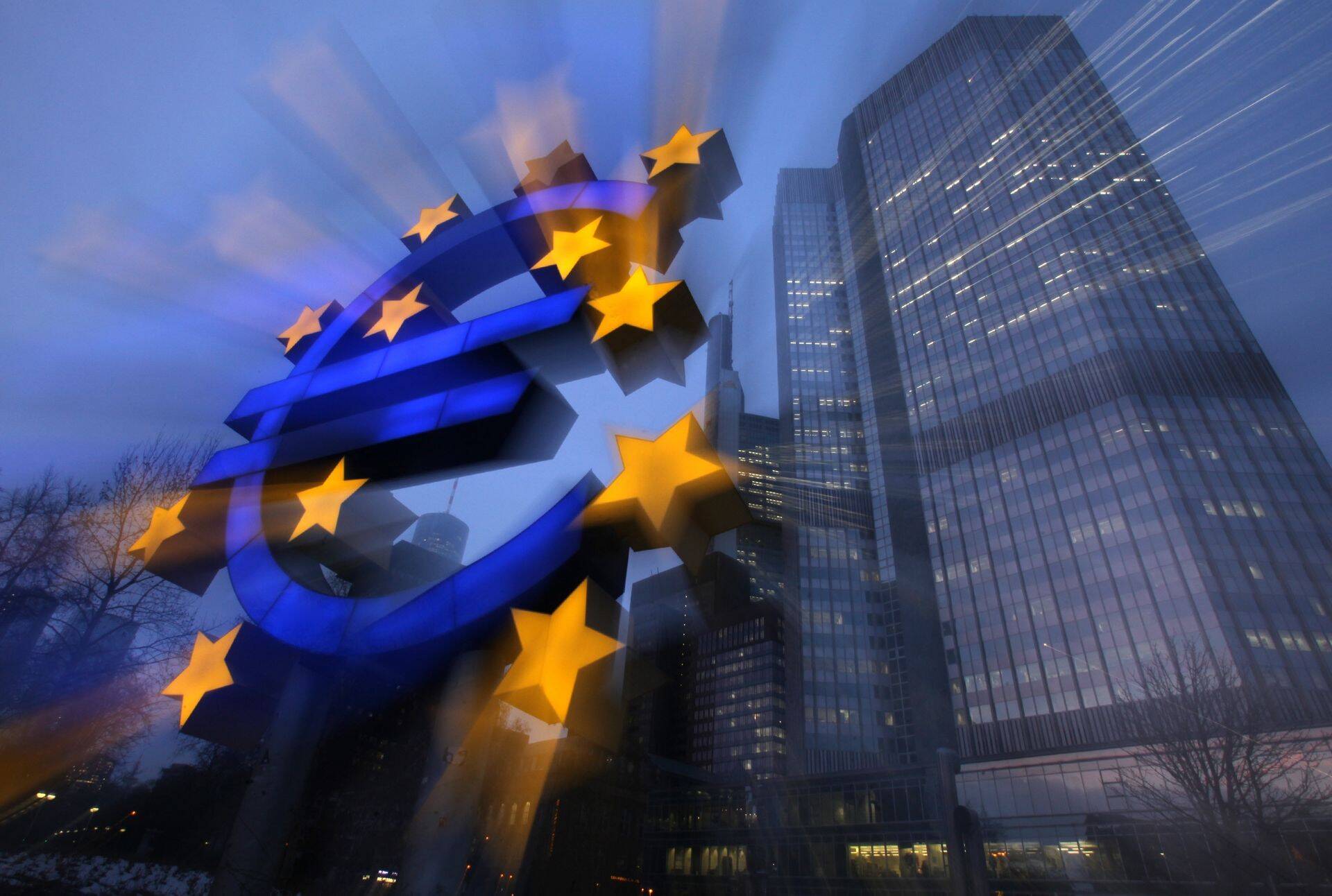 Euro tähis Euroopa Keskpanga hoone ees.