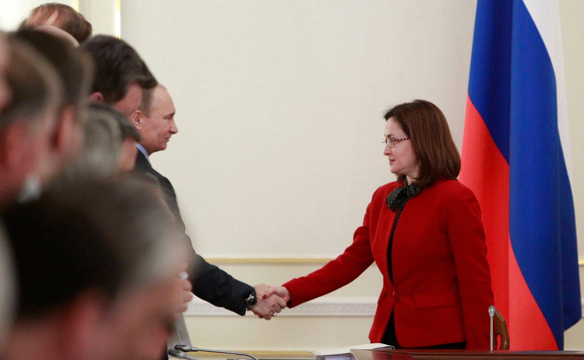 Vladimir Putin (vasakul) ja Elvira Nabiullina kätt surumas
