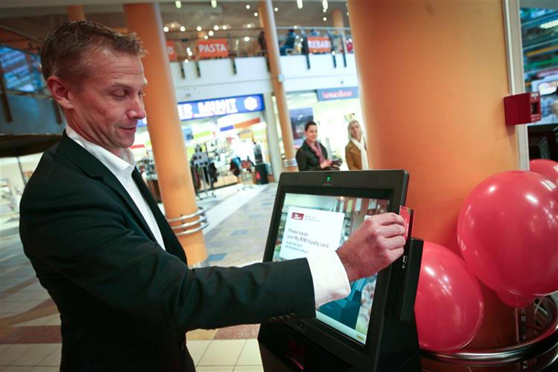 Rimi Eesti Food ASi tegevjuht Anders Lorentzon uudse terminaliga, mis avati poodides Eestis, Lätis ja Leedus. terminalid näitavad kliendikaardi omanikele eripakkumisi.