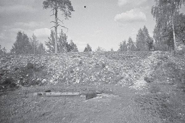 Peale tähelepanuväärse ringvalli on linnuses aimatav ka varasema valli asukoht, mis pärineb ajast, mil linnus oli väiksem. © Hanno Talving / Eesti Vabaõhumuuseum