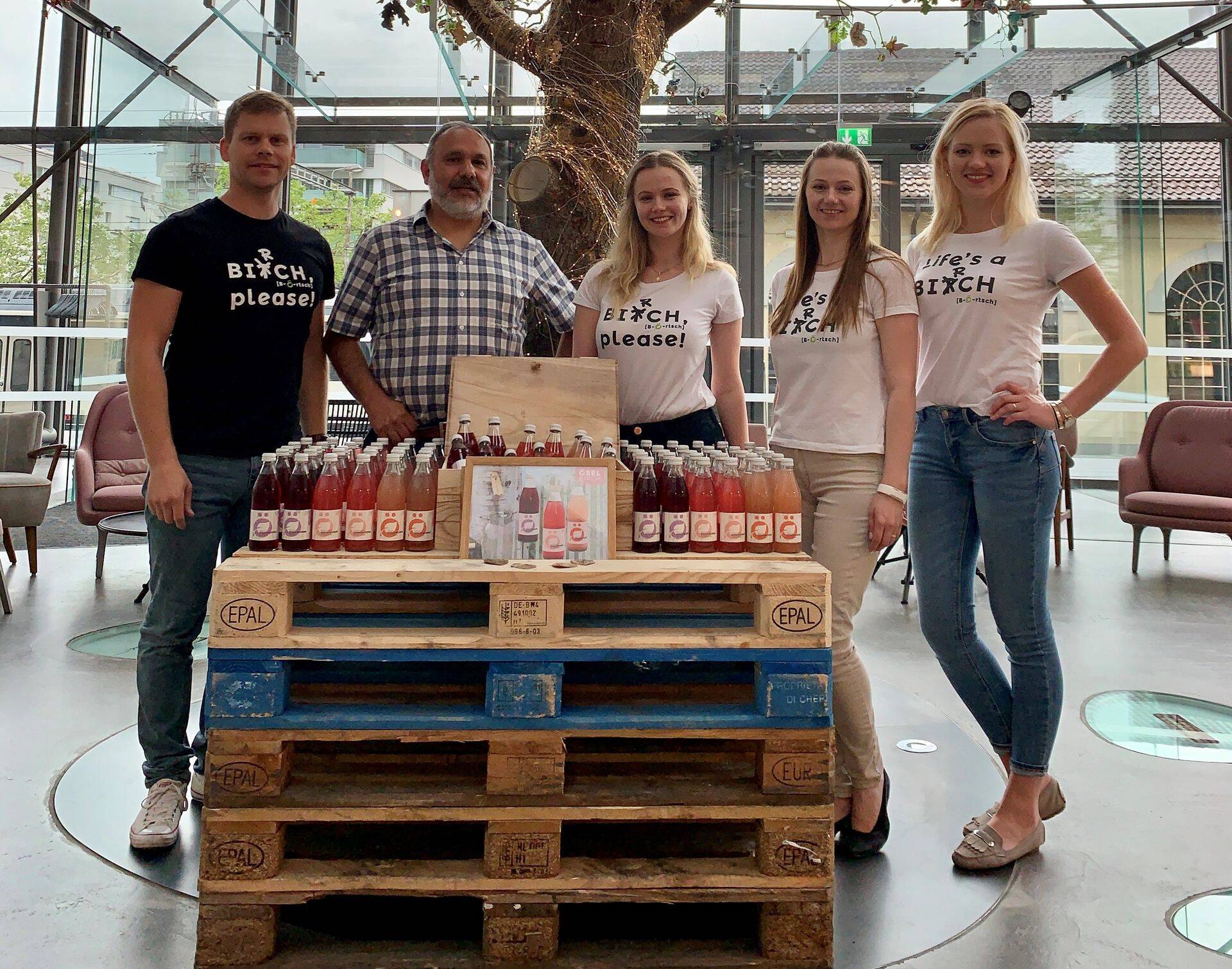 ÖselBirchi tiim ja perekond Šveitsi esimese müügipunkti Café Henri Veveysi avamisel. Vasakult vend Ardon Kaerma (vastutab tootmise eest), Nestlé kiirendiprogrammi nõuandja Carlos, õde Mirjam Kaerma (tegeleb müügiga), õde Katri Remmelgas (tema valdkond on ettevõtte juriidilised küsimused) ning Anne-Liis Theisen (tegevjuht).