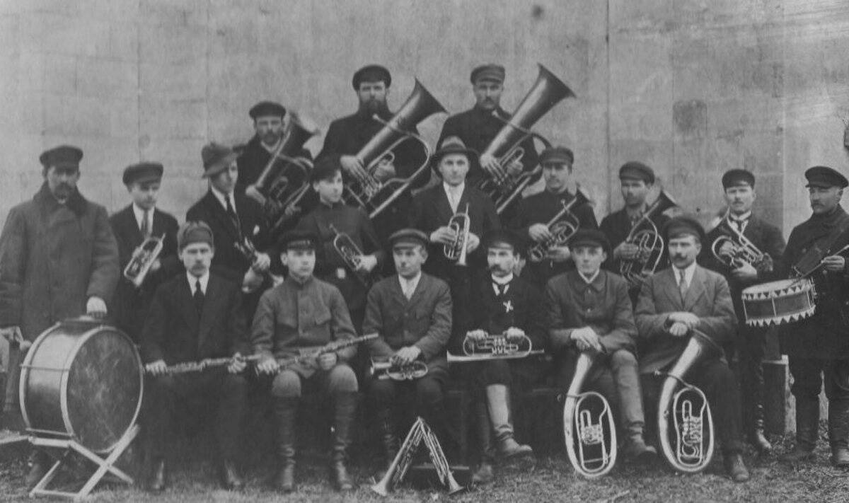 Gustav Kaasik (istub esireas paremalt kolmandana) ja tema orkester.