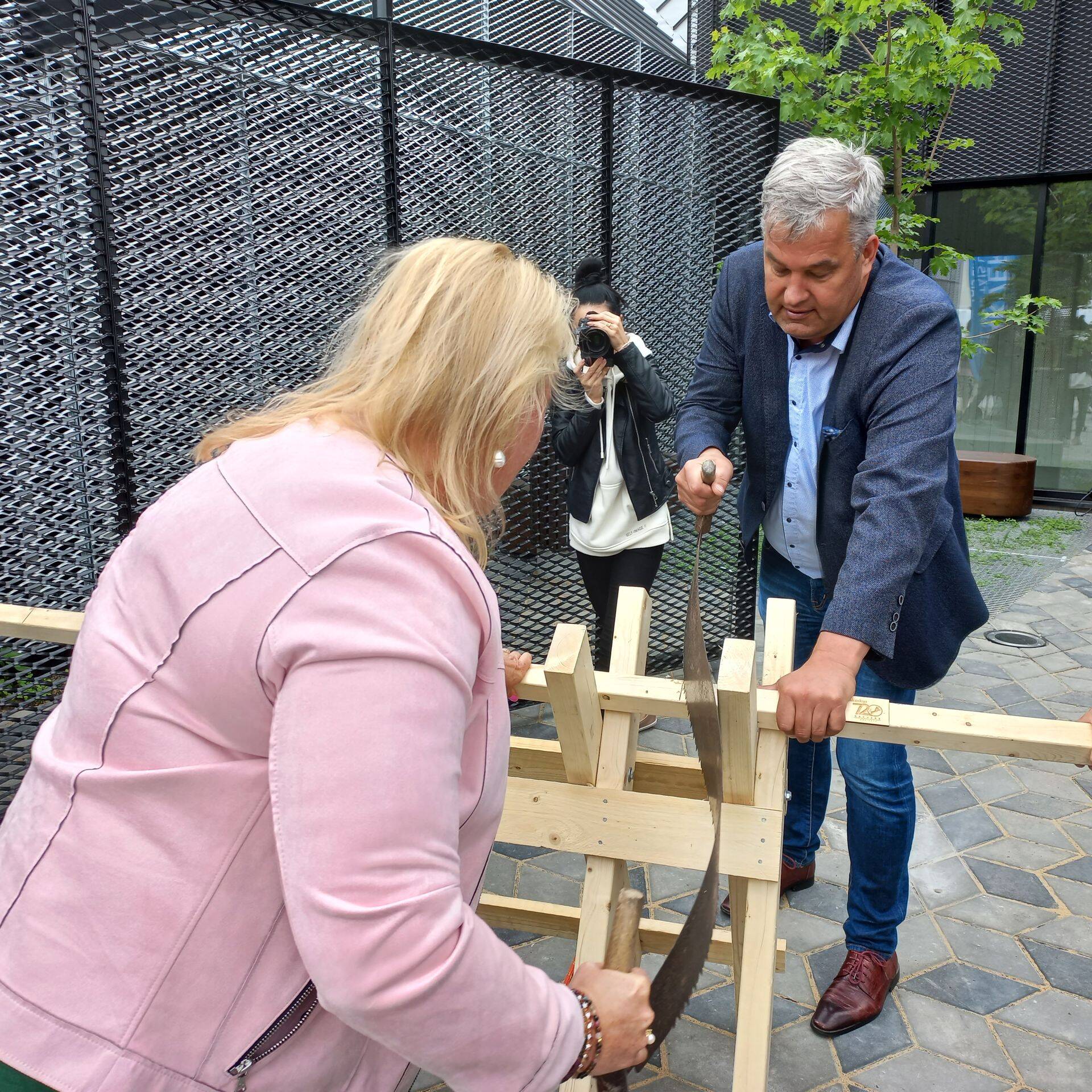 2022. aasta suvel saagisid Rakvere linnapea Triin Varek ja volikogu esimees Mihkel Juhkami Rakvere põhikoolide töö- ja tehnoloogiakeskuse avatuks. Erinevatel arhitektuurikonkurssidel mitmeid auhindu pälvinud maja valmimise rõõmu hakkas aga varjutama mõned kuud hiljem tekkinud vaidlus, mis nüüd sai kohtus lahenduse.