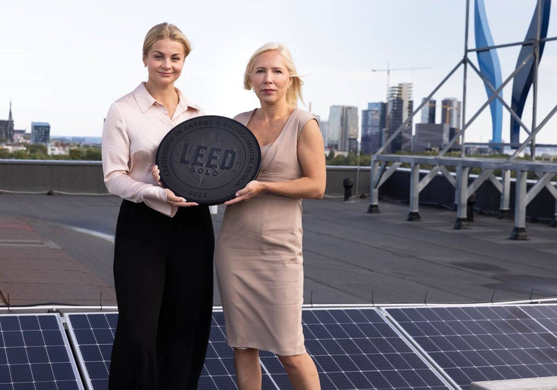 Foruse energiatõhususe osakonna juhataja Kairi Nõulik ning Summus Capitali esindaja Marina Roosimägi Veerenni 53a rahvusvahelise LEED Gold sertifikaadiga.