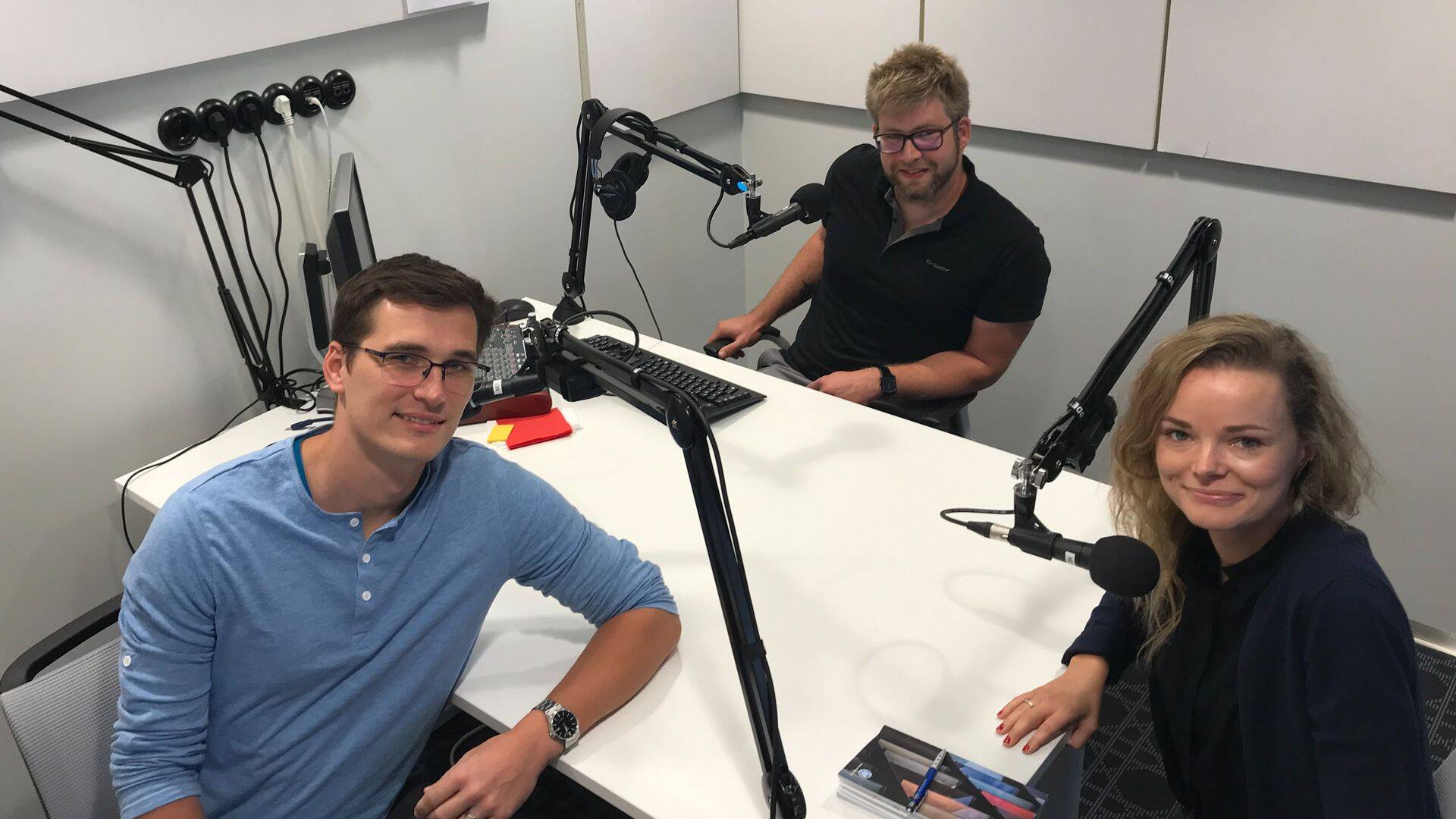 Saates arutavad Smart Load Solutions asutaja Madis Uuemaa, saatejuht Mart Valner ning Plug and Play rohevaldkonna ja energeetika partnerlussuhete juht Silicon Valley kontoris Marit Lyngbaekselle selle üle, millised on suurettevõtete ootused idufirmadele ja mida ootavad idufirmad, kui lähevad ettevõtte ukse taha.