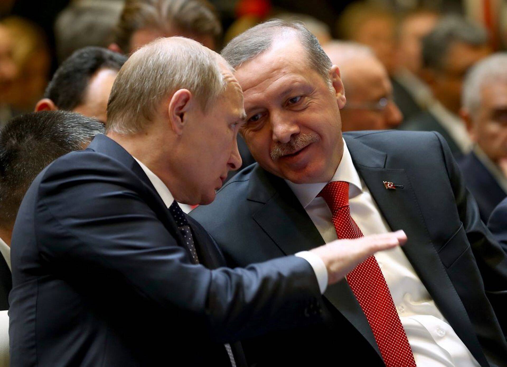 Türgi president Recep Tayyip Erdogan (paremal) vestlemas Venemaa presidendi Vladimir Putiniga.