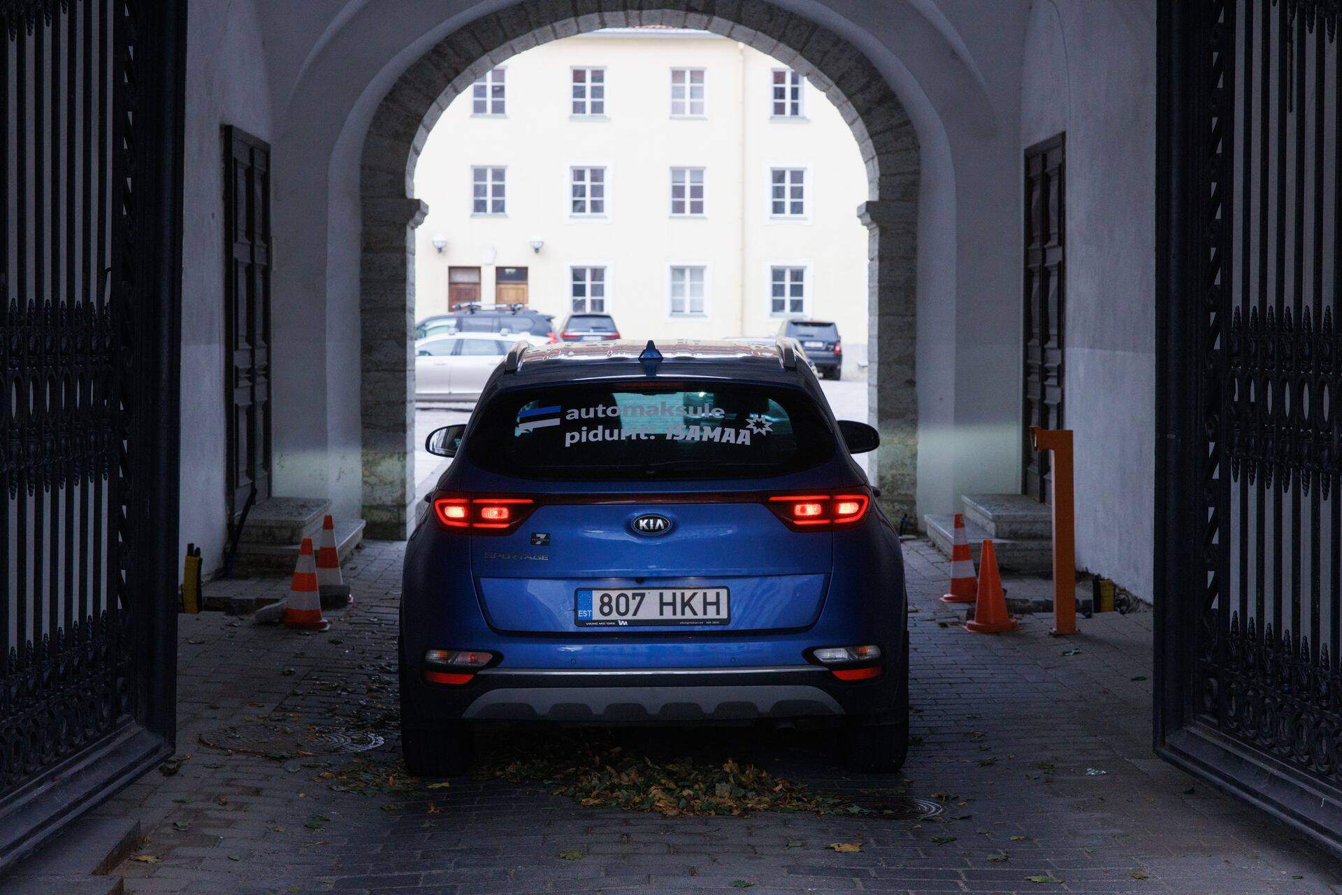 Automaksule pidurit, kuulutab riigikogu parklasse suunduv Isamaa logoga auto. Riigikogu saadikute kütusekaartide arvete järgi on paljud saadikud üdini autosõidu usku.