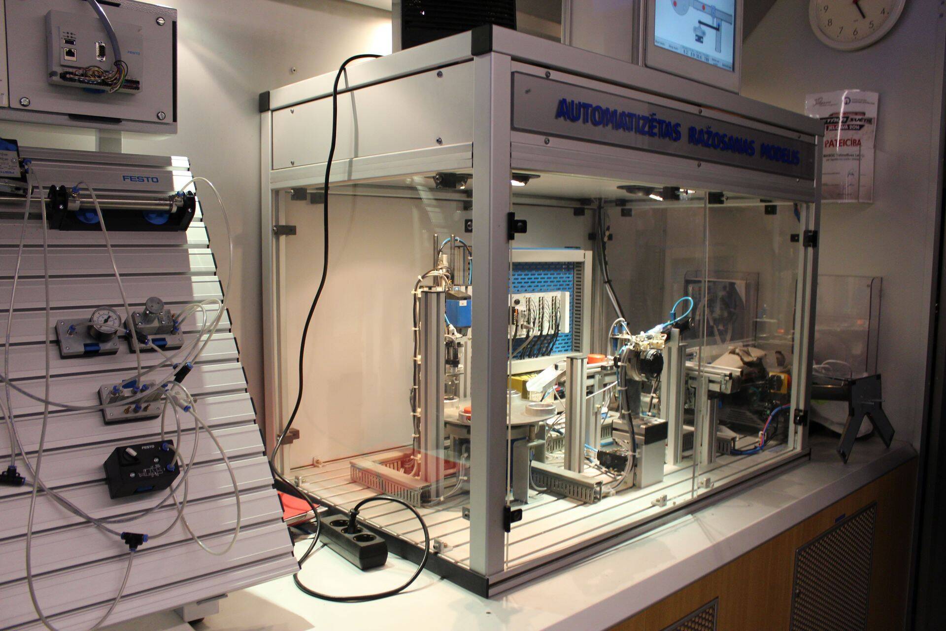 Tehnobussis on õpilastel võimalus tutvuda erinevate metallitöö seadmetega.