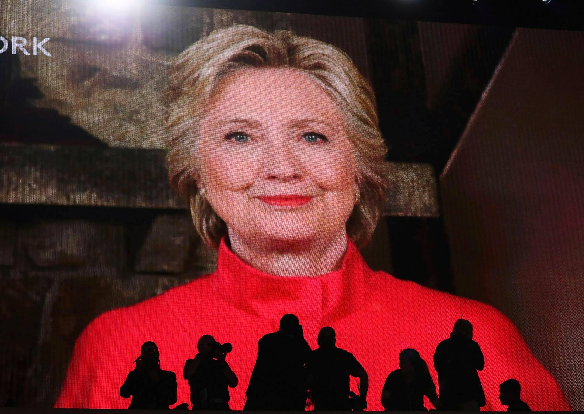 Hillary Clinton tervitas demokraatide kongressi delegaate satelliidi vahendusel.