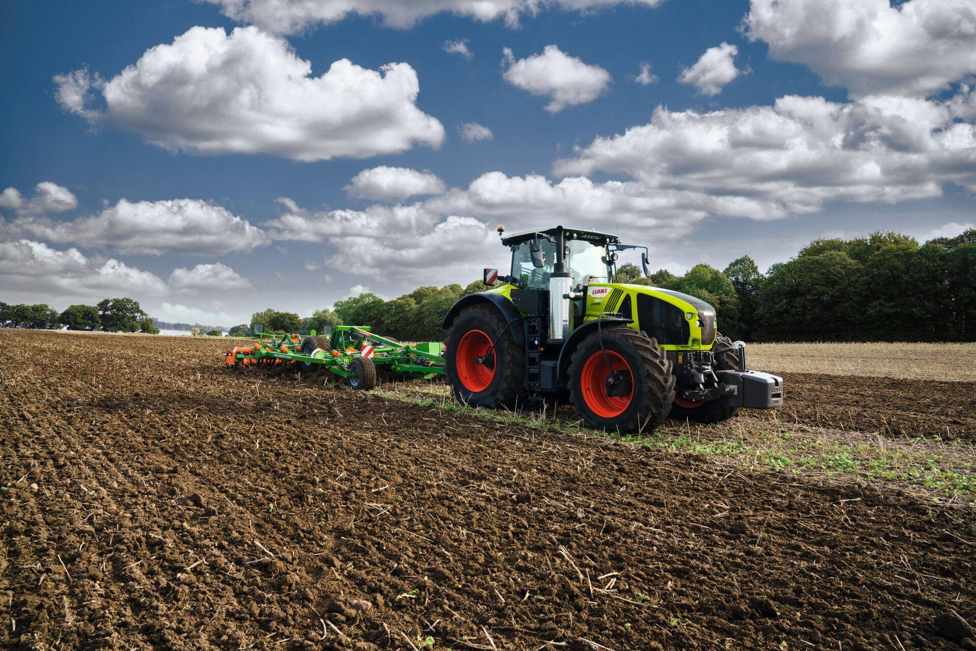 CLAAS AXION 900 suurte traktorite tootesarja kuuluvad traktorid maksimaalse võimsusega 325 kuni 445 hj, mis vastavad V taseme heitkoguste tasemele.