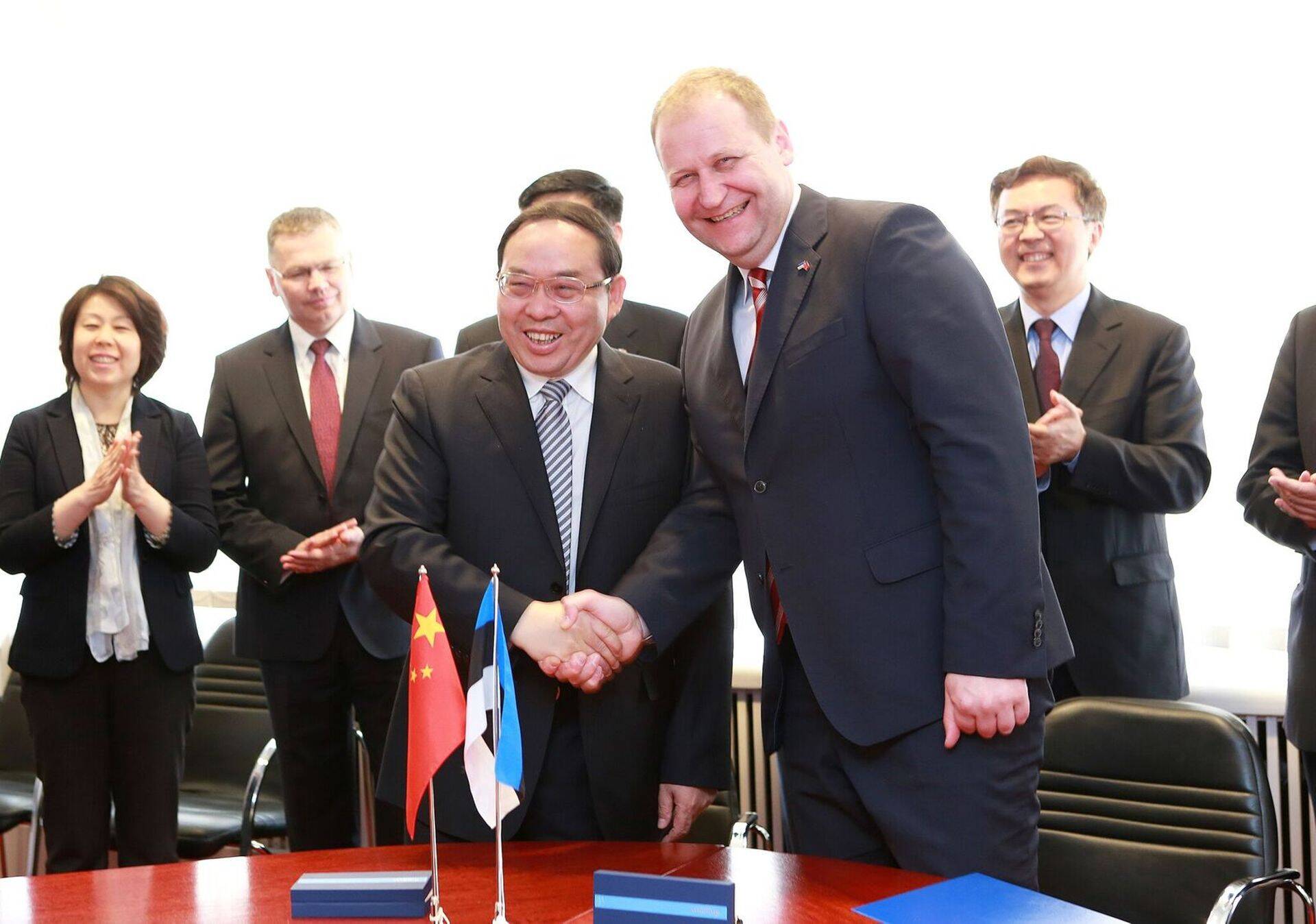Maaeluminister Urmas Kruuse kohtus Hiina aseministri Mei Kebaoga, kellega sõlmiti toiduohutuse protokoll Eesti piimatoodete lubamiseks Hiina turule.