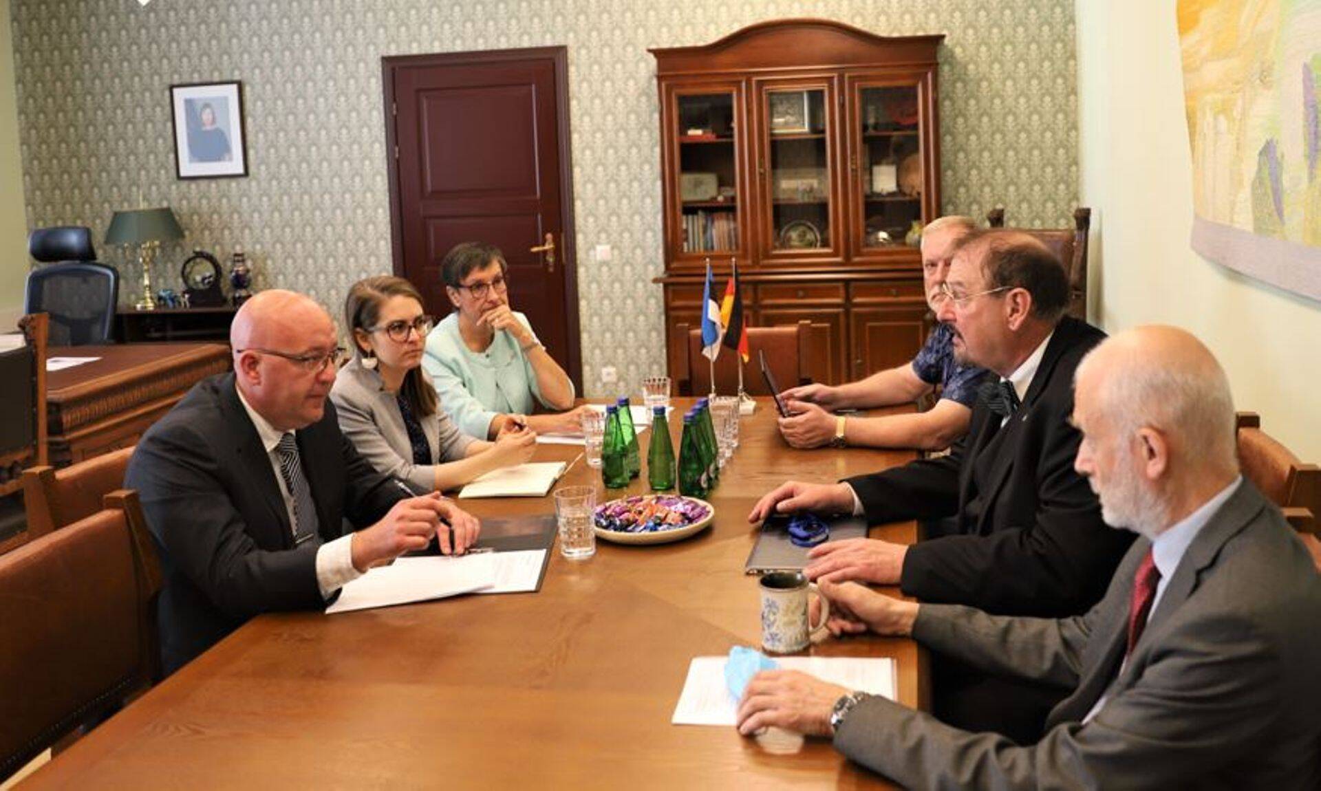 Fotol: Arvo Aller – maaeluminister, Galina Jevgrafova – välissuhete osakonna nõunik, Tiina Saron – kantsler, Hendrik Kuusk – asekantsler, Andreas Hensel – Saksamaa föderaalse riskihindamise instituudi president, Ruve Šank – maaeluministri nõunik