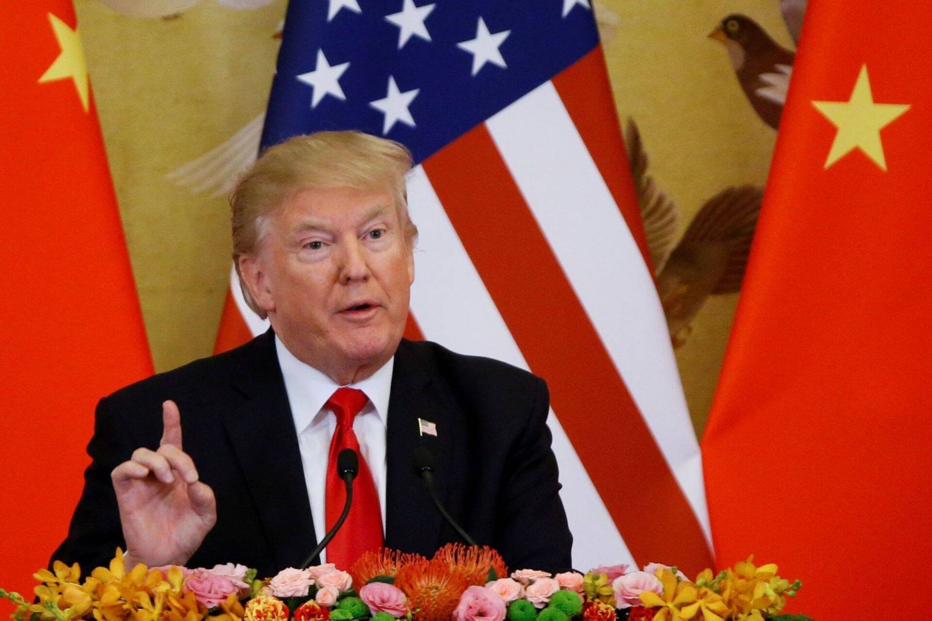 Прездент США Дональд Трамп написал вчера в твиттере, что он "только что имел долгий и очень хороший телефонный разговор с президентом Китая Си. Соглашение продвигается очень хорошо".