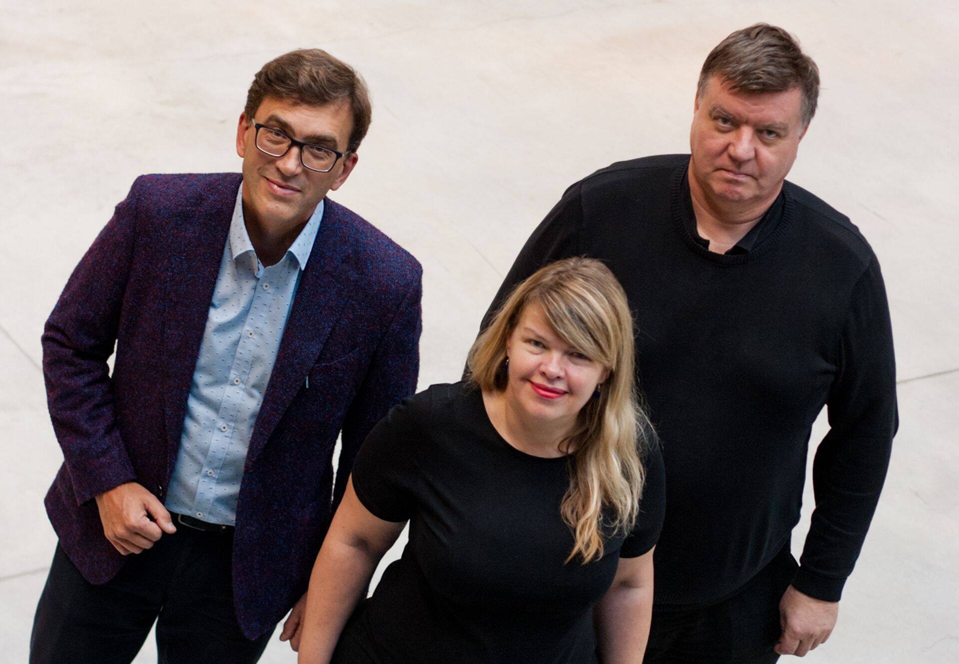 Crown Europe Põhja-Euroopa müügijuht Joel Joa (vasakul), Äripäeva teabevara vanemtoimetaja Heidi Saar ning logistika ja ekspordi teabevara peatoimetaja Fred Märtsoo.