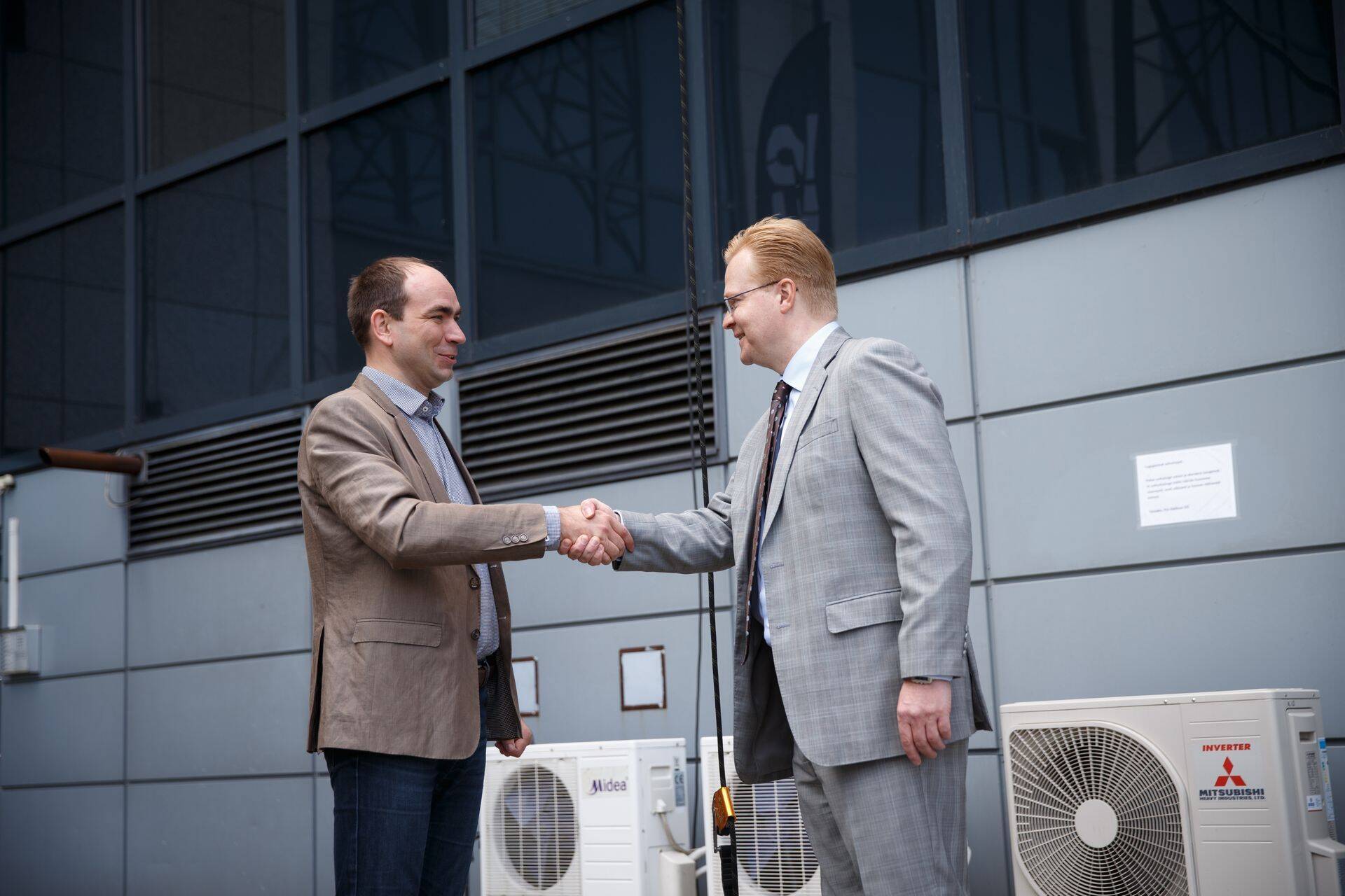 Tele 2 Eesti juht Argo Virkebau ja Nokia Networksi asepresident Tommi Uitto.