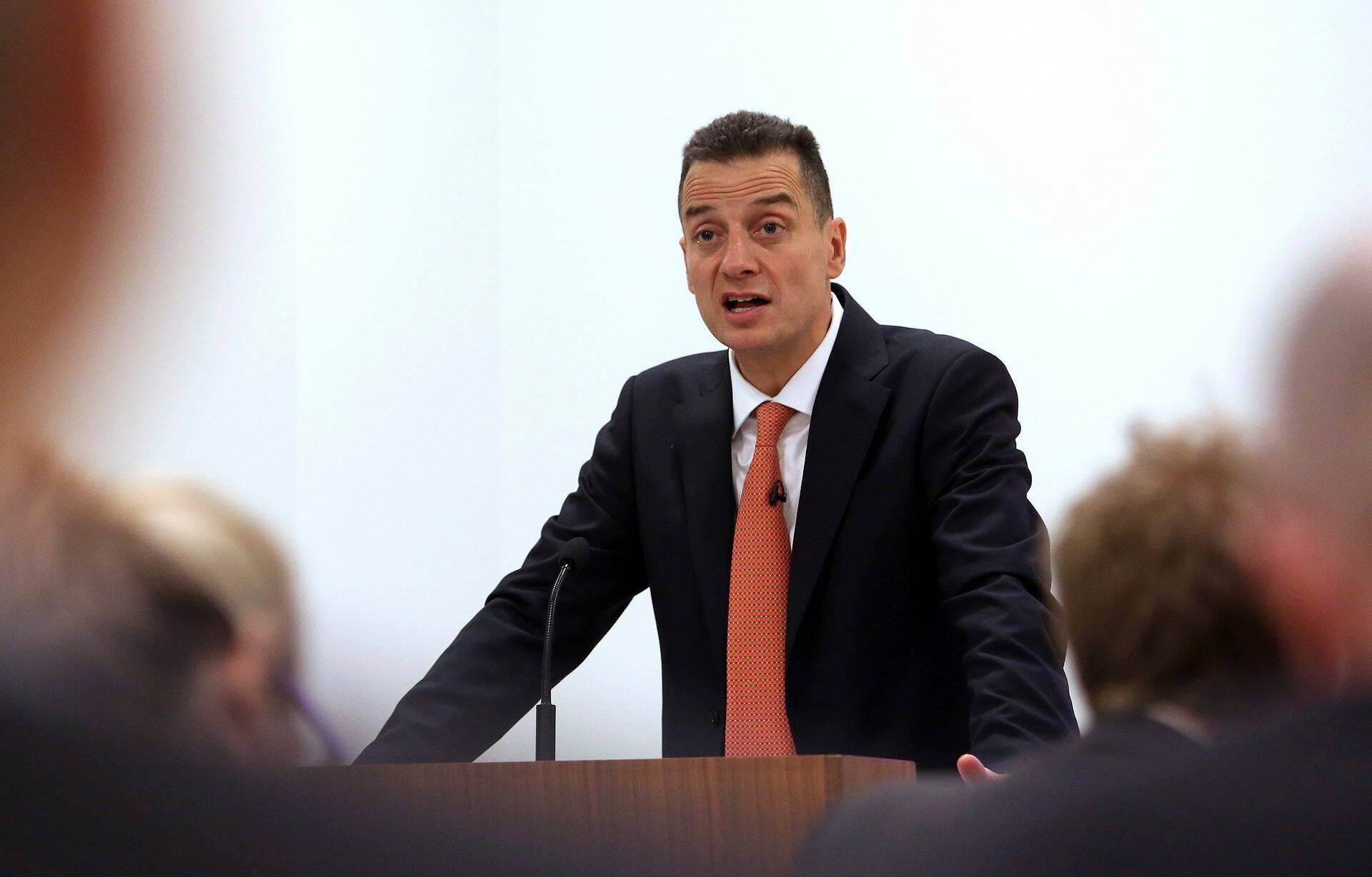 Dalton Philips lahkub ametist kehva jõulumüügi tõttu.