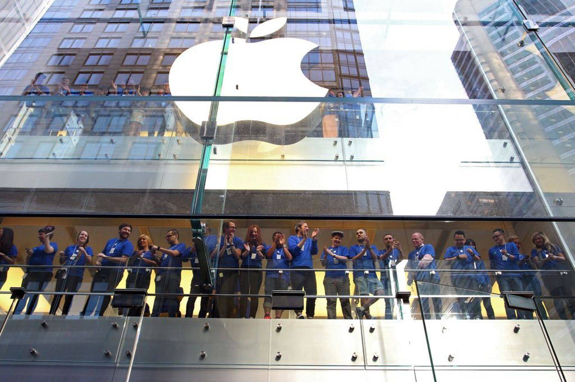 Корпорация Microsoft вслед за главным конкурентом, Apple, показала миру свои новинки — "самый мощный ноутбук в мире"