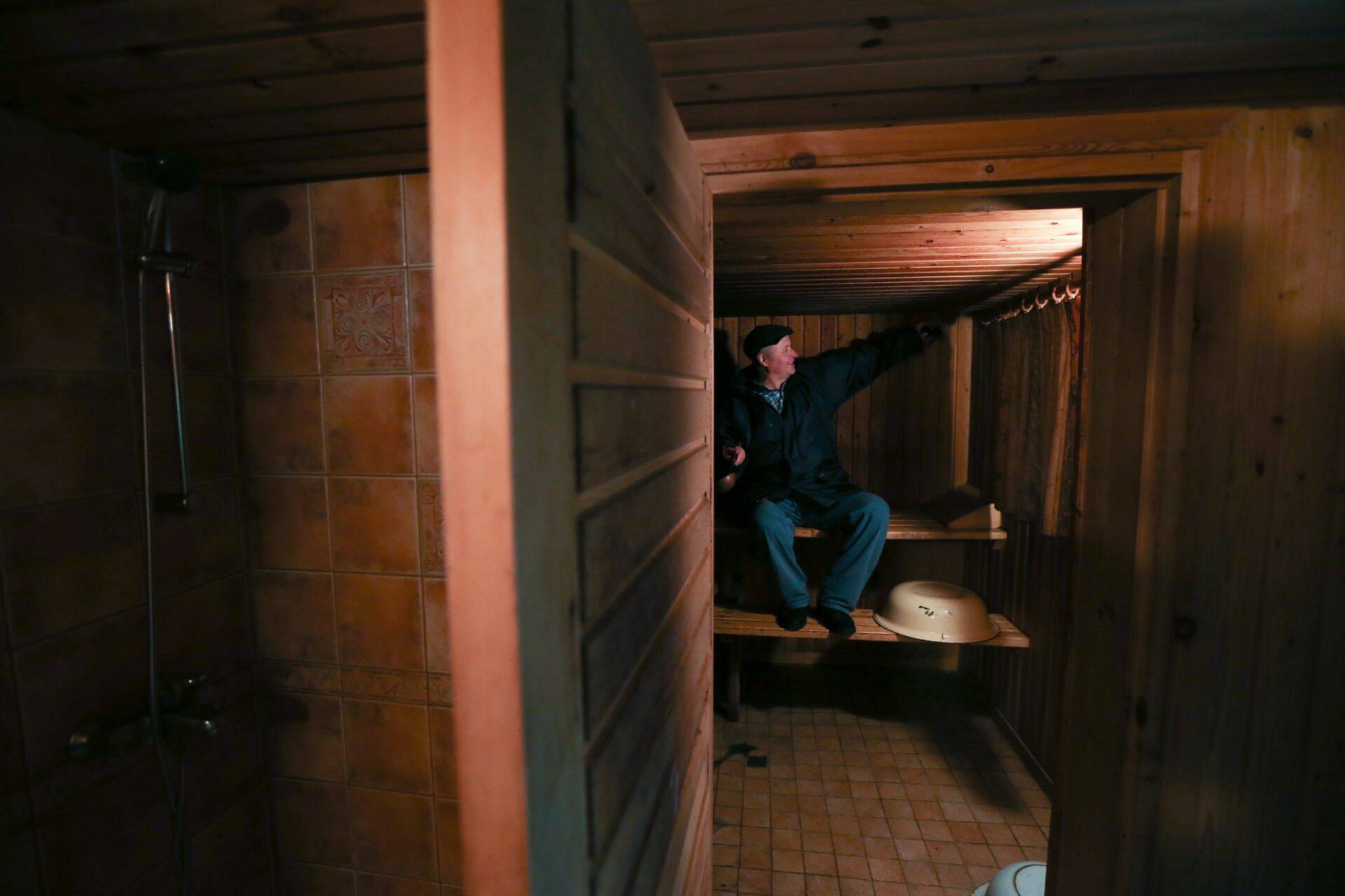 Mõni ronis salaja ka Savisaare sauna, et endast seejärel pilti teha.