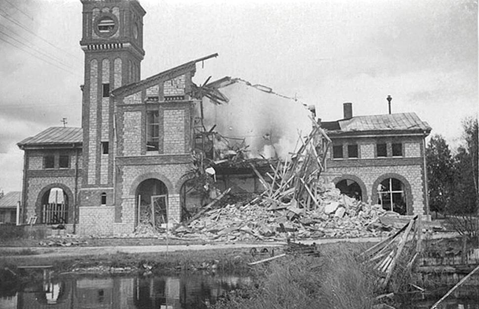 Летом 1941 года советские оккупационные власти в Эстонии взорвали электростанцию. Но благодаря местным рабочим, станция не была полностью разрушена, и через какое-то время ее удалось вернуть в сеть, хоть и не на полную мощность.