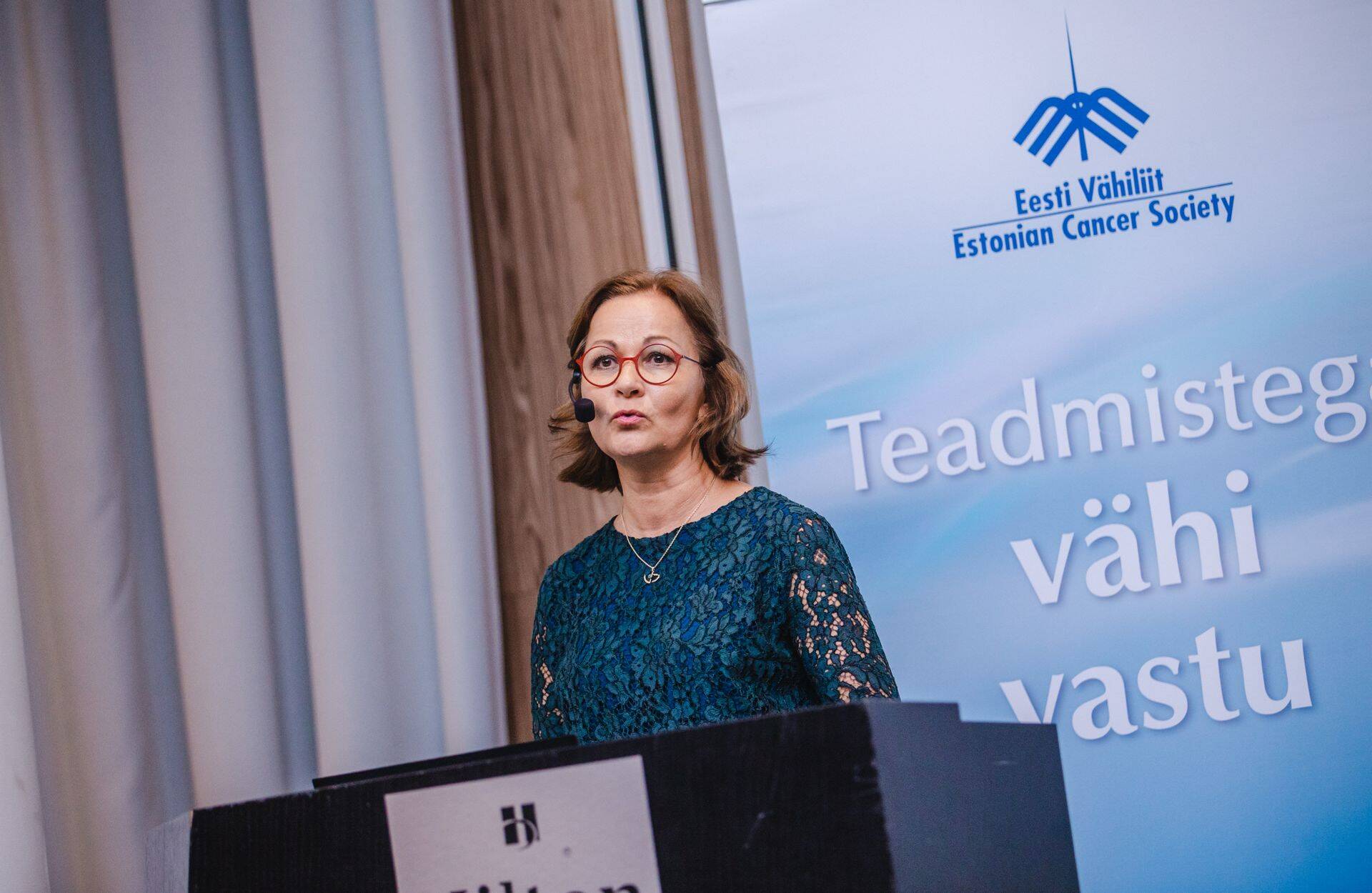 Regionaalhaigla onkoloog Anneli Elme mullu vähiliidu teaduskonverentsil esinemas.