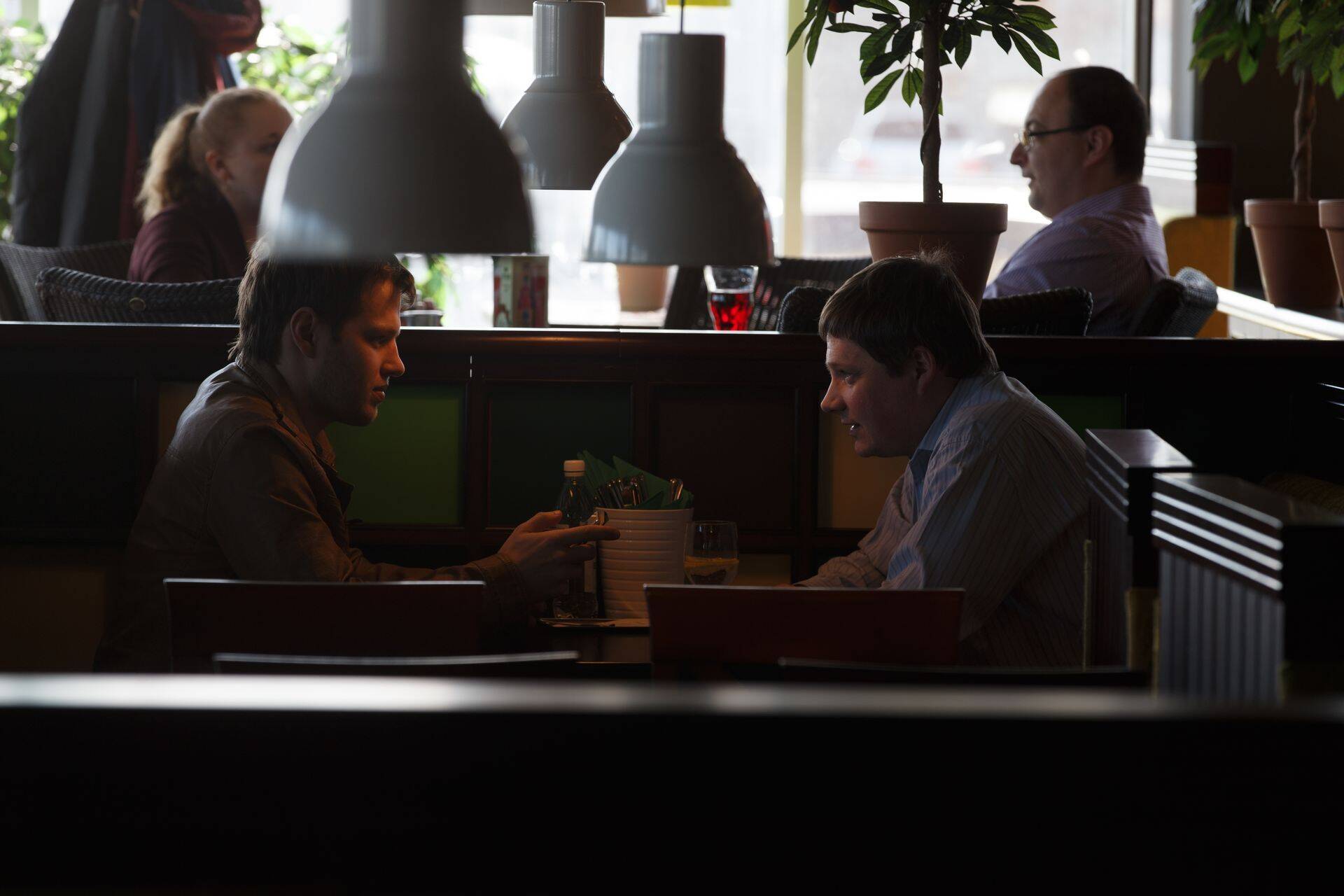 Andmemüüja Janno Saar ja ostjat teesklev Äripäeva peatoimetaja asetäitja Aivar Hundimägi.